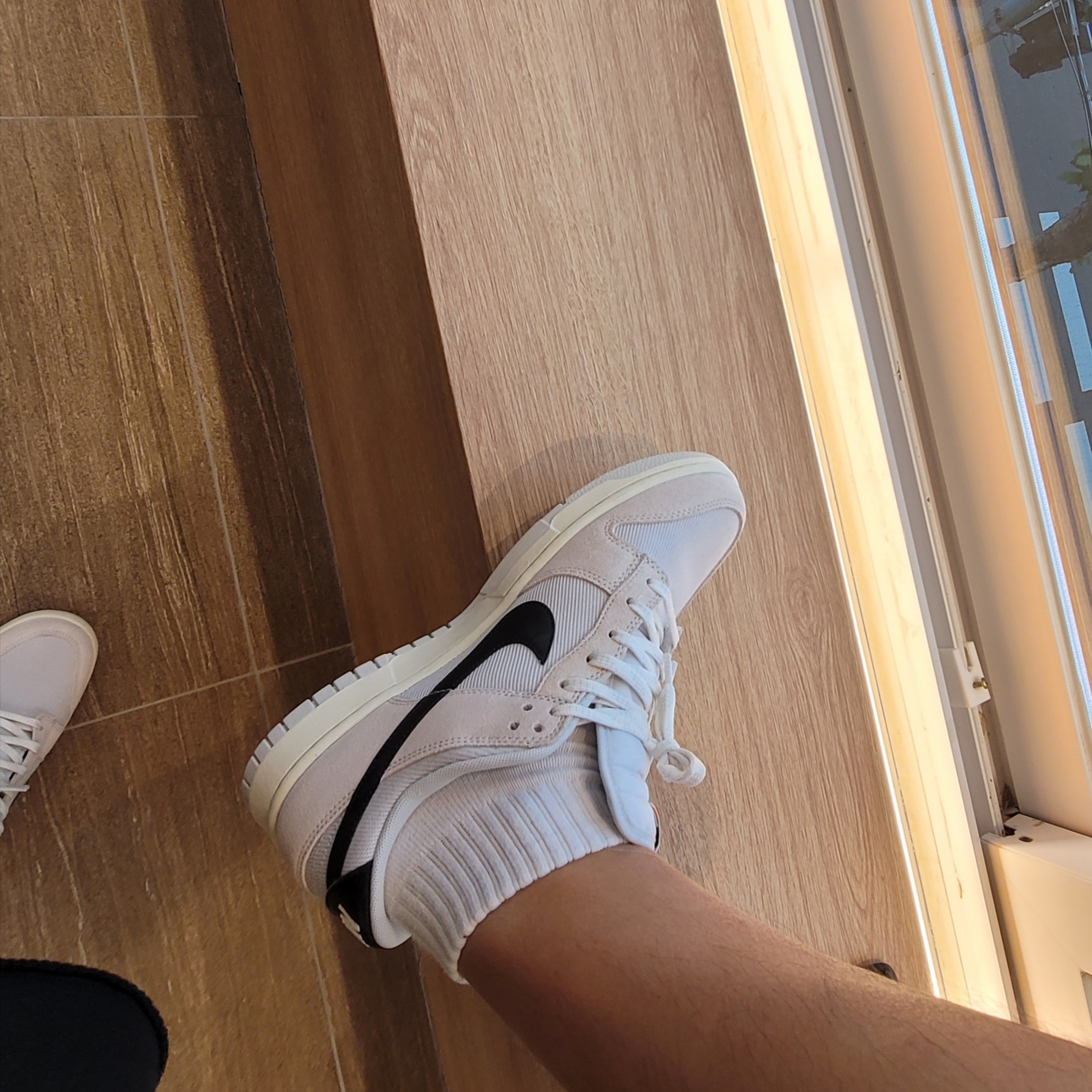 Nike Dunk Low SE Photon Dust and Summit White 착용 스타일