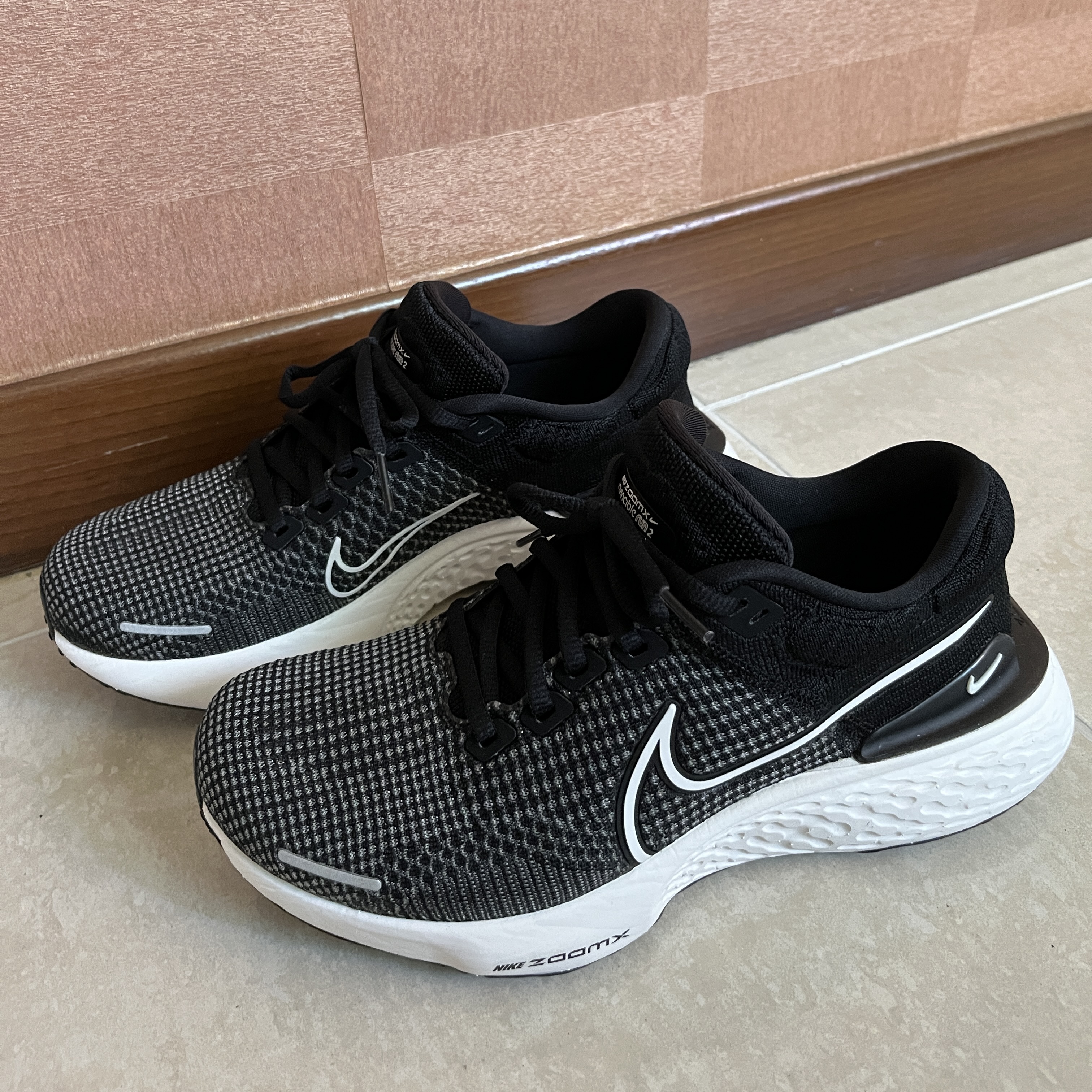 Nike ZoomX Invincible Run Flyknit 2 Black Summit White 착용 스타일 - 1
