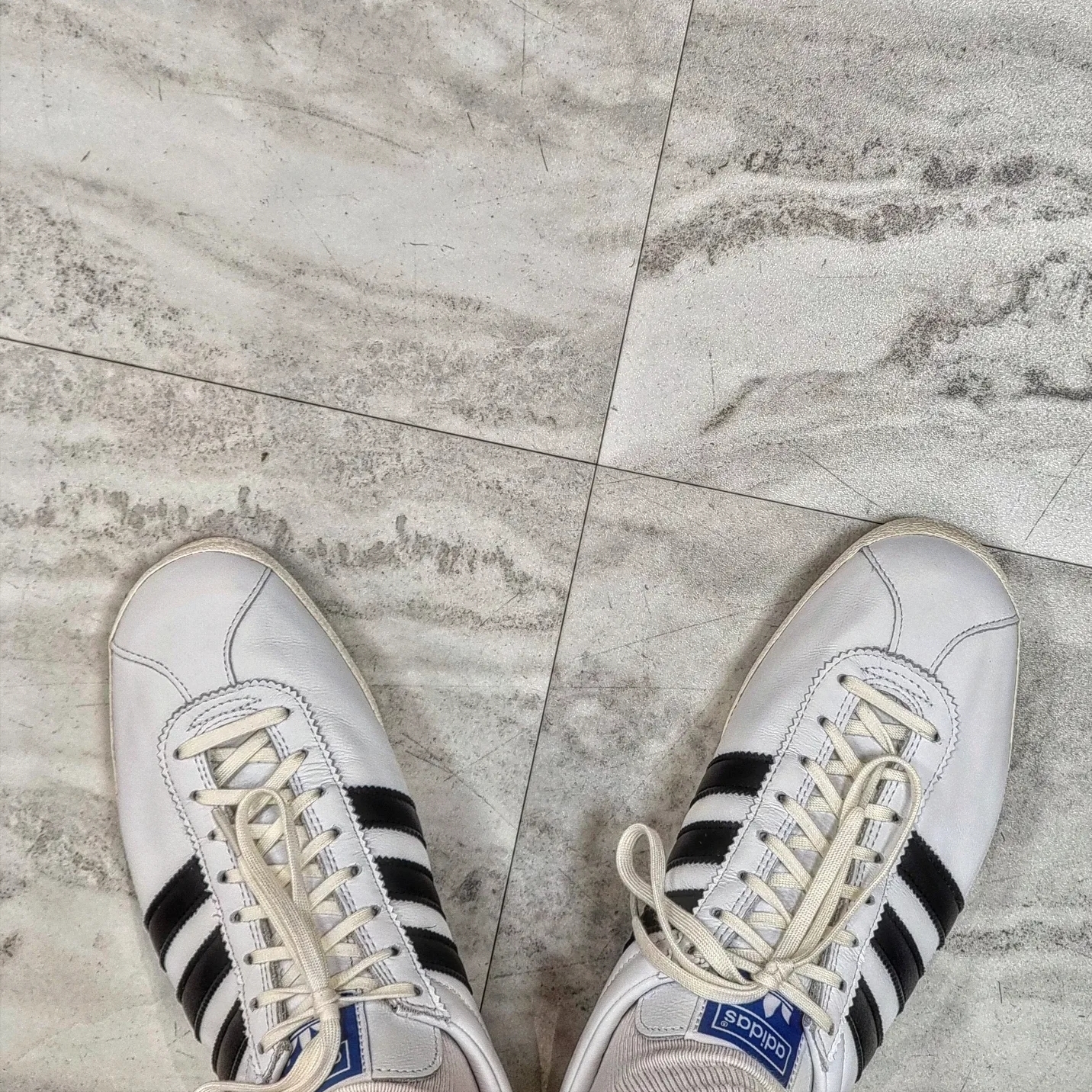 Adidas Gazelle Vintage White Black 착용 스타일