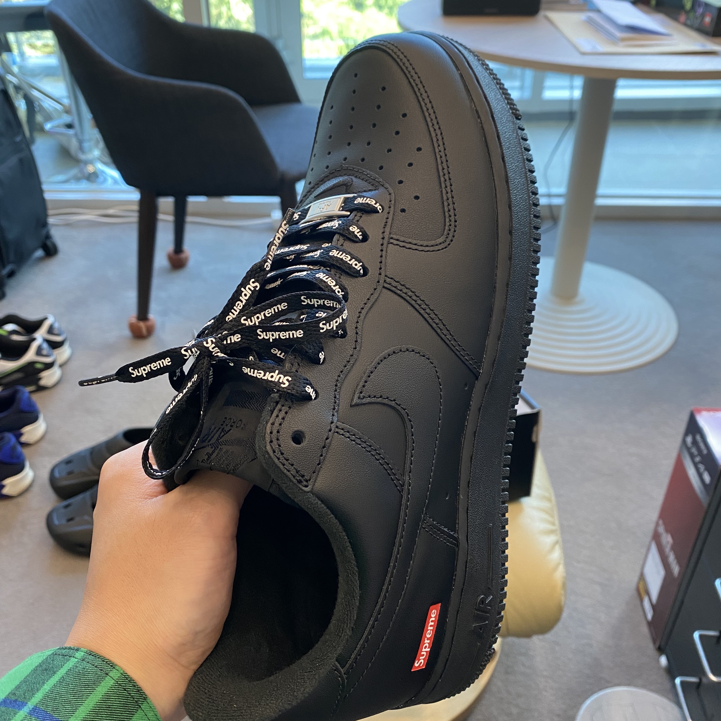 Nike x Supreme Air Force 1 Low Black 착용 스타일 - 2
