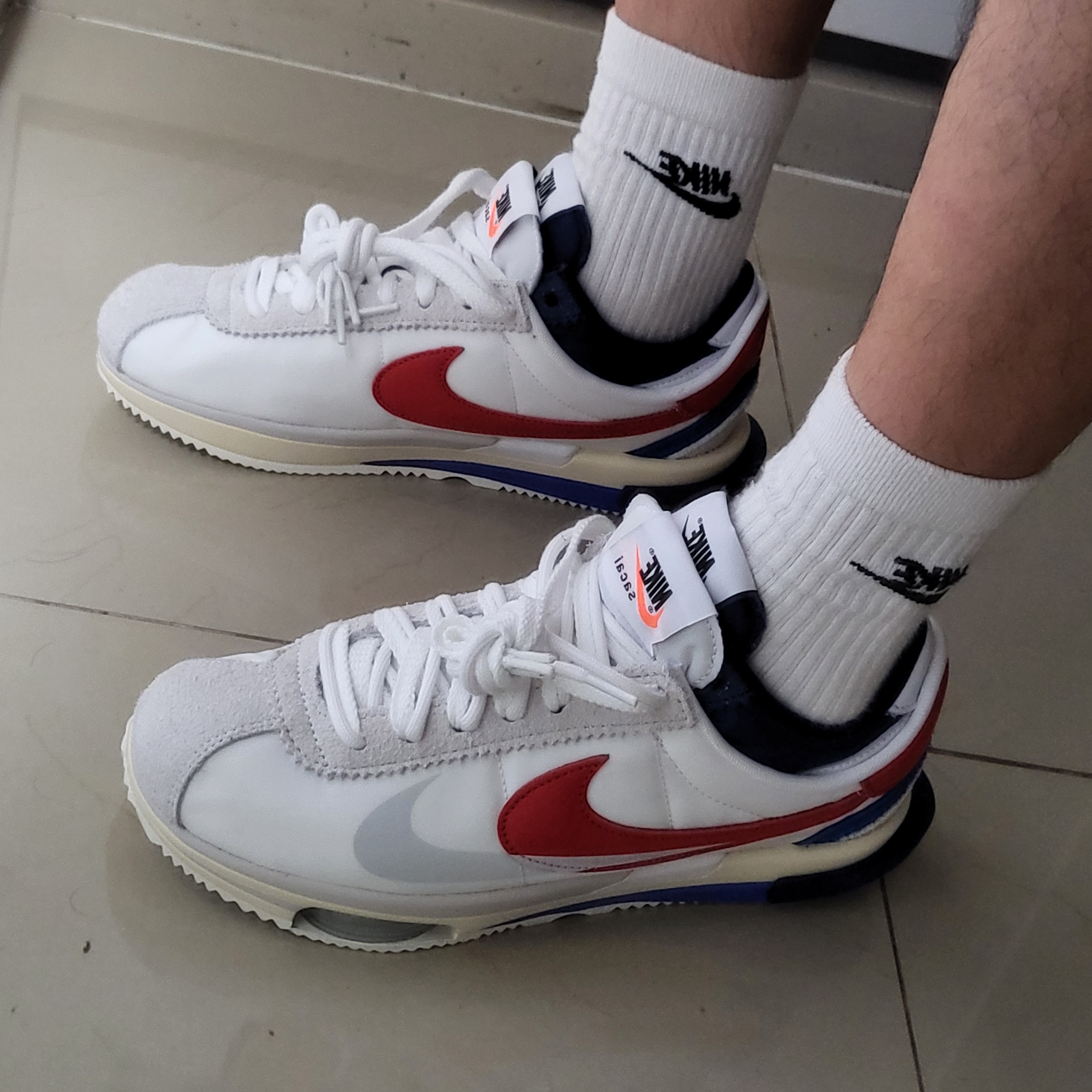 Nike x Sacai Zoom Cortez SP White and University Red 착용 스타일 - 3