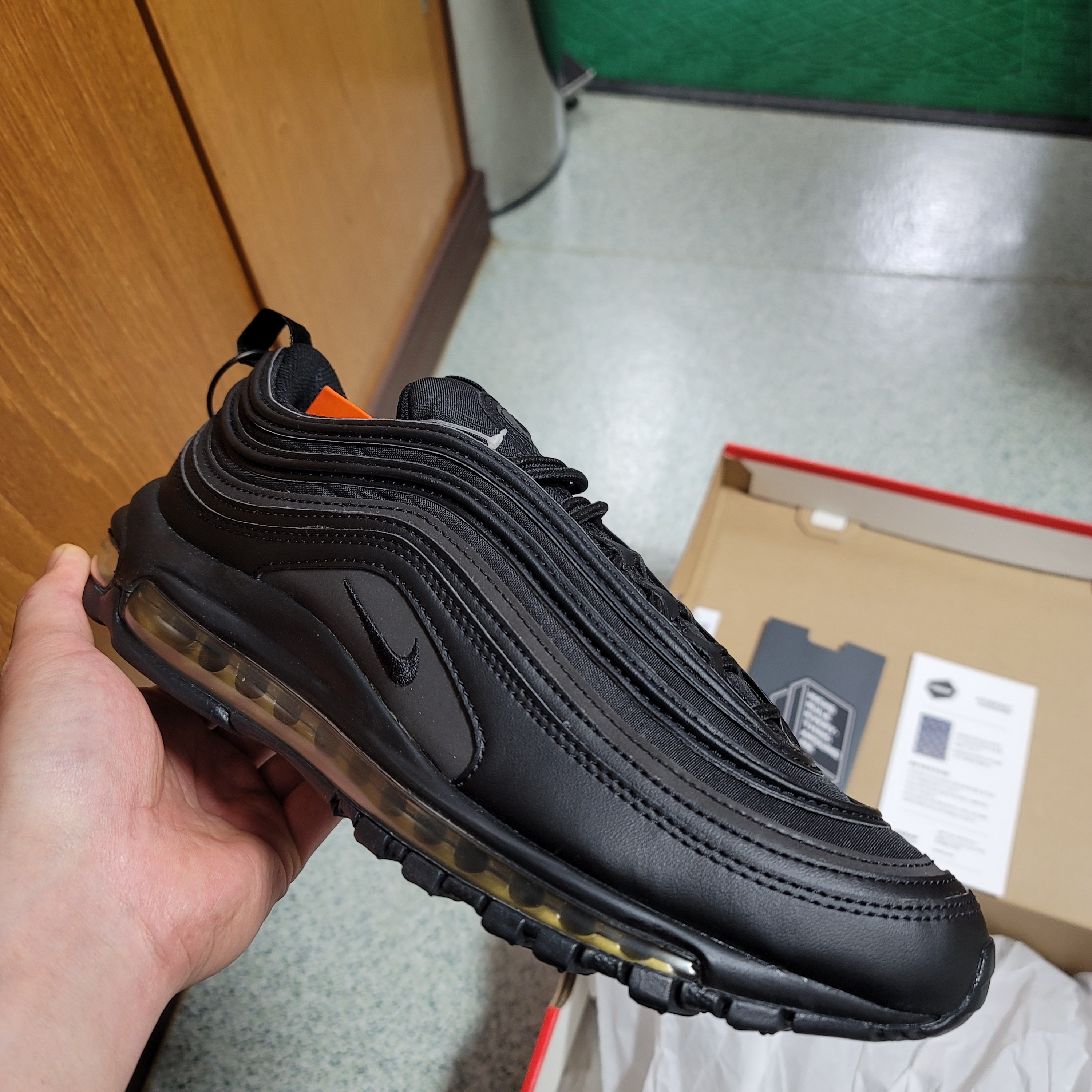 Nike Air Max 97 Black Reflective Gold 착용 스타일 - 2
