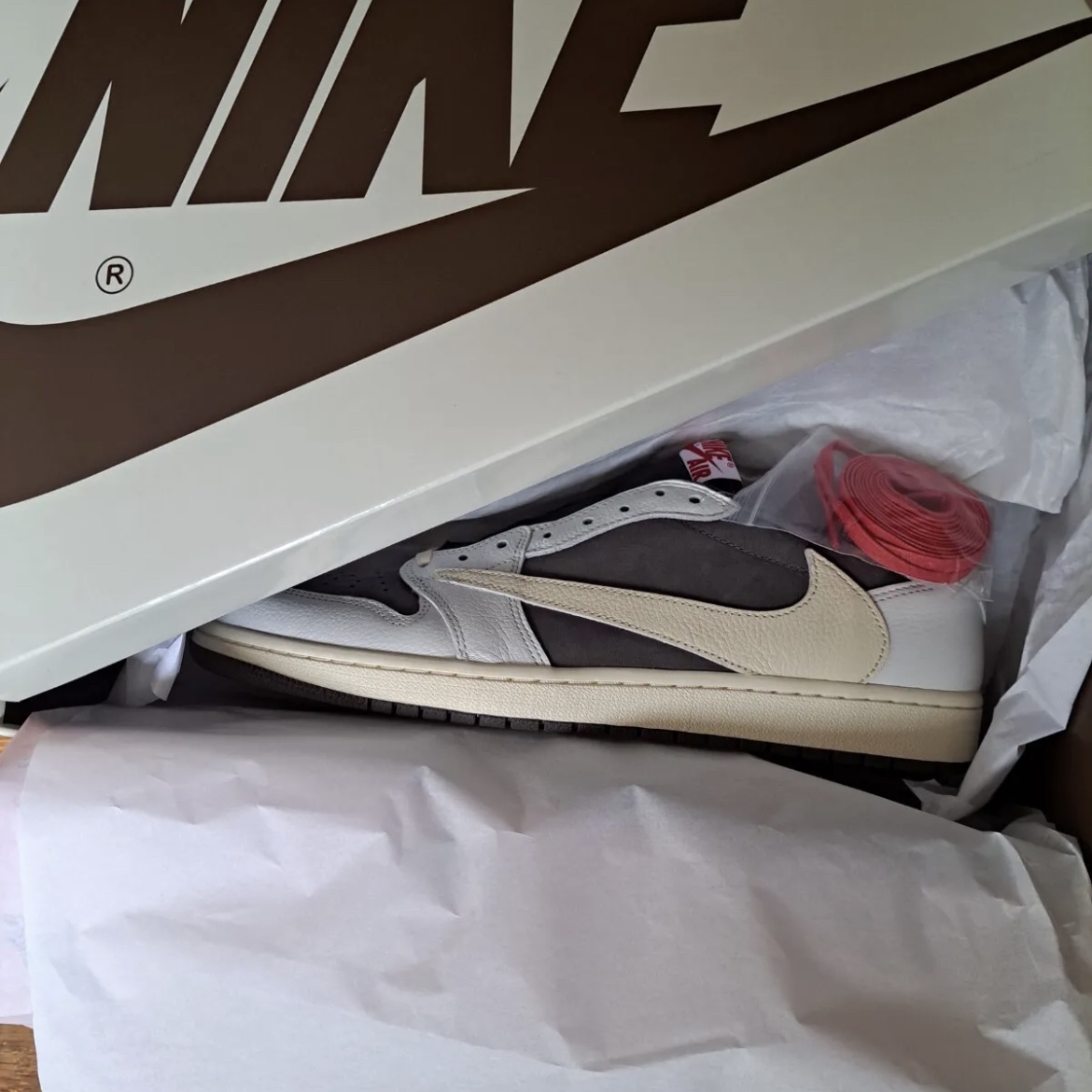 Jordan 1 x Travis Scott Retro Low OG SP Sail and Ridgerock 착용 스타일