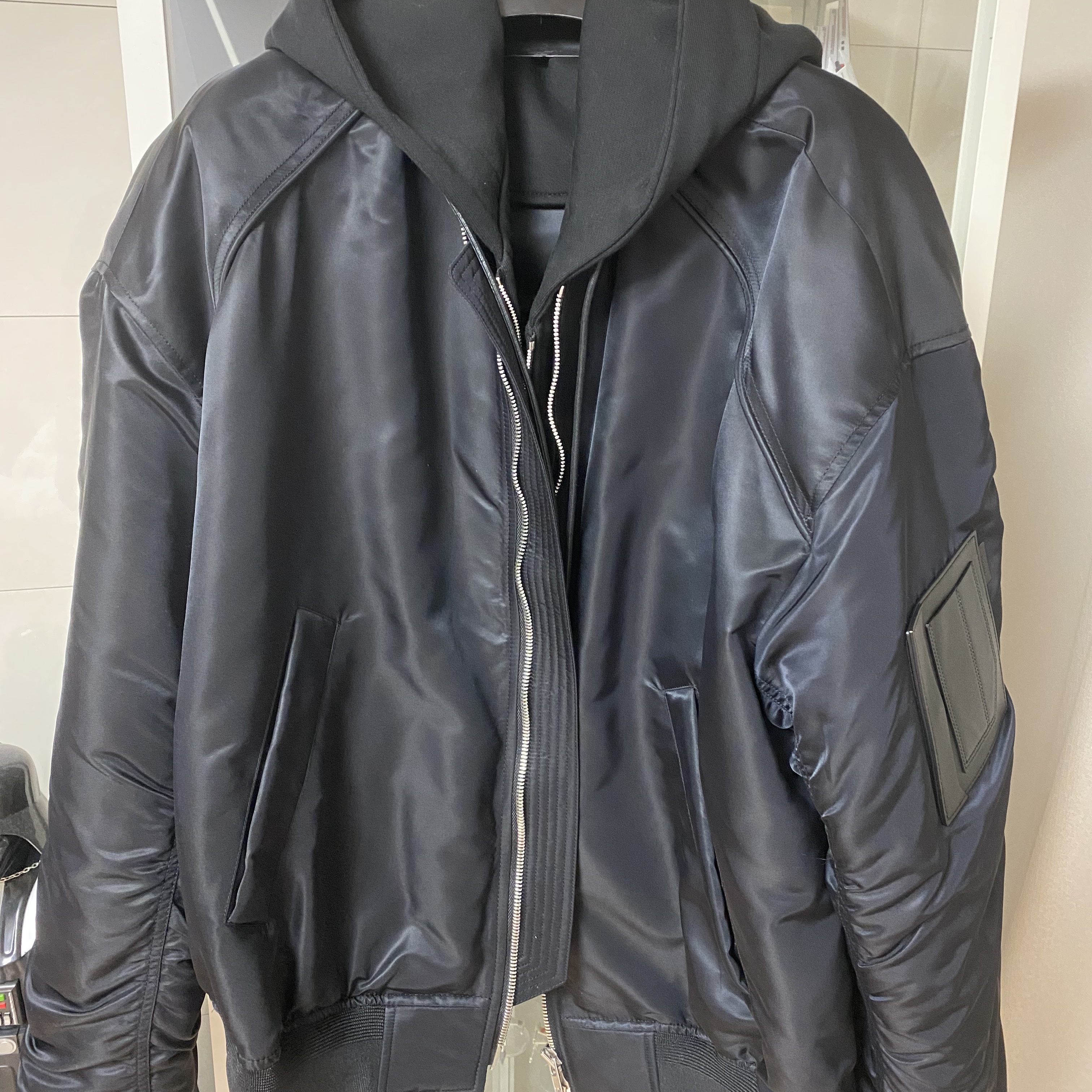 Juun.J Detachable Hood MA-1 Jumper Black - 22SS 착용 스타일 - 1