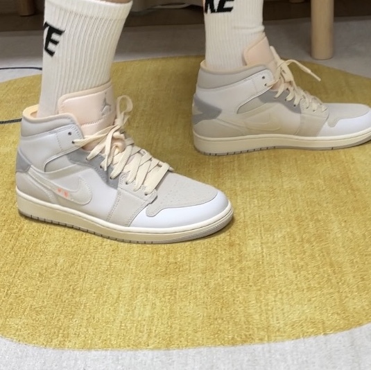 Jordan 1 Mid SE Craft White and Phantom 착용 스타일 - 2