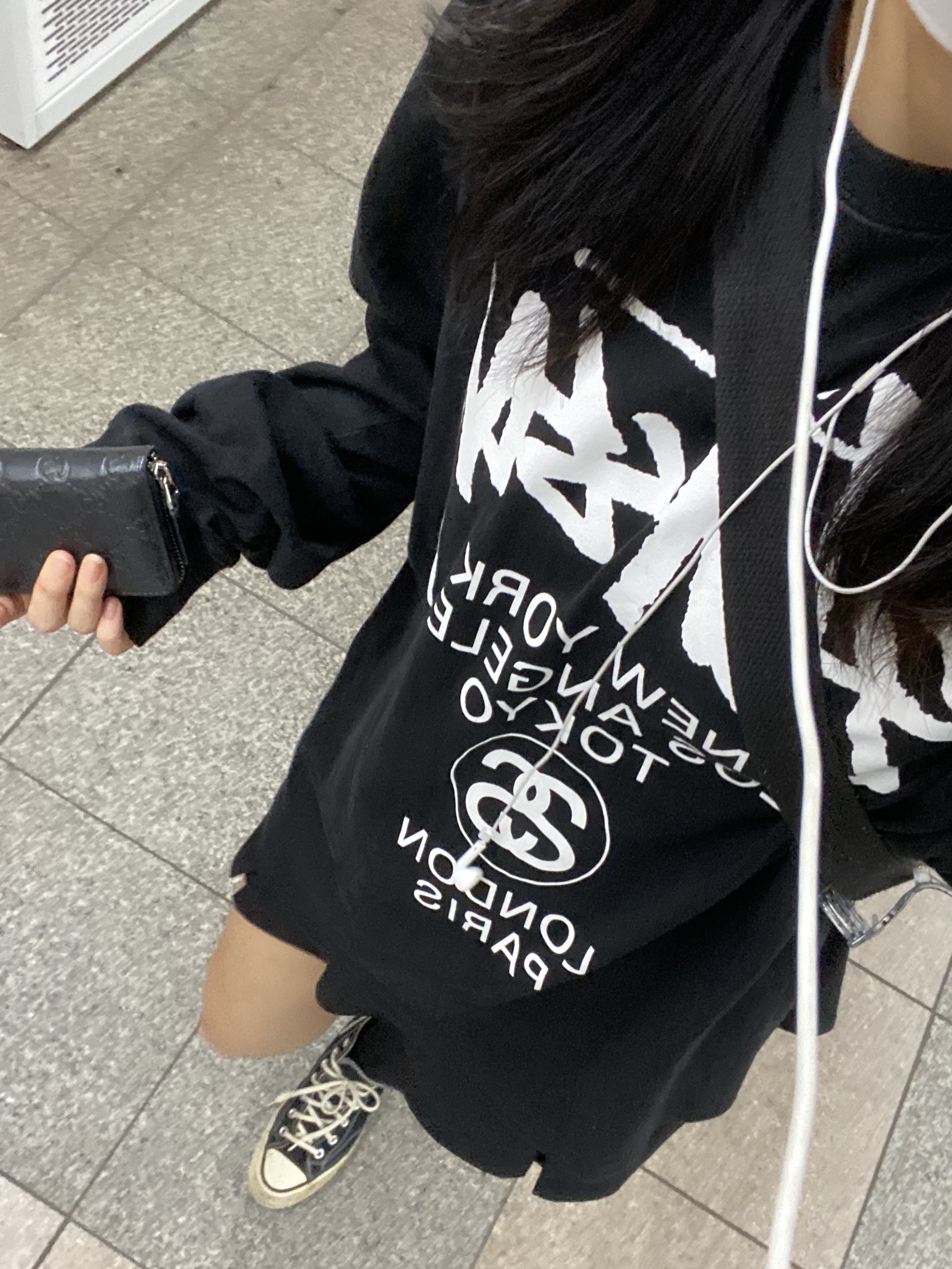 Stussy World Tour LS T-Shirt Black, Converse Chuck 70 Hi Black 착용 스타일