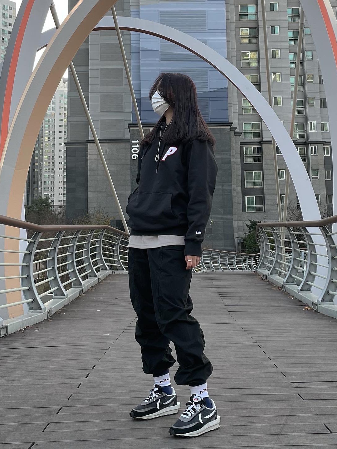 Nike x Sacai LDWaffle Black 착용 스타일 - 2