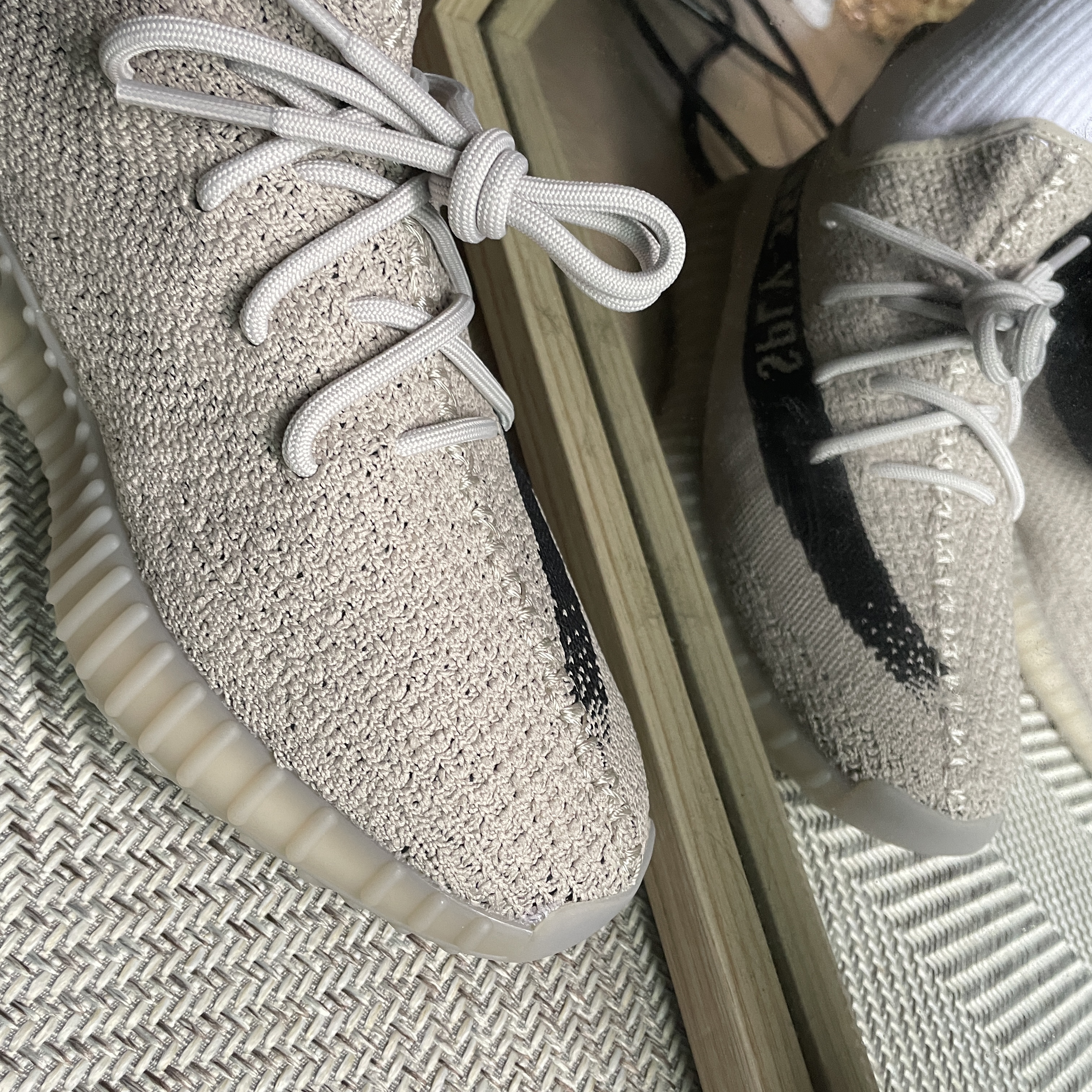 Adidas Yeezy Boost 350 V2 Slate Core Black 2022/2023 착용 스타일
