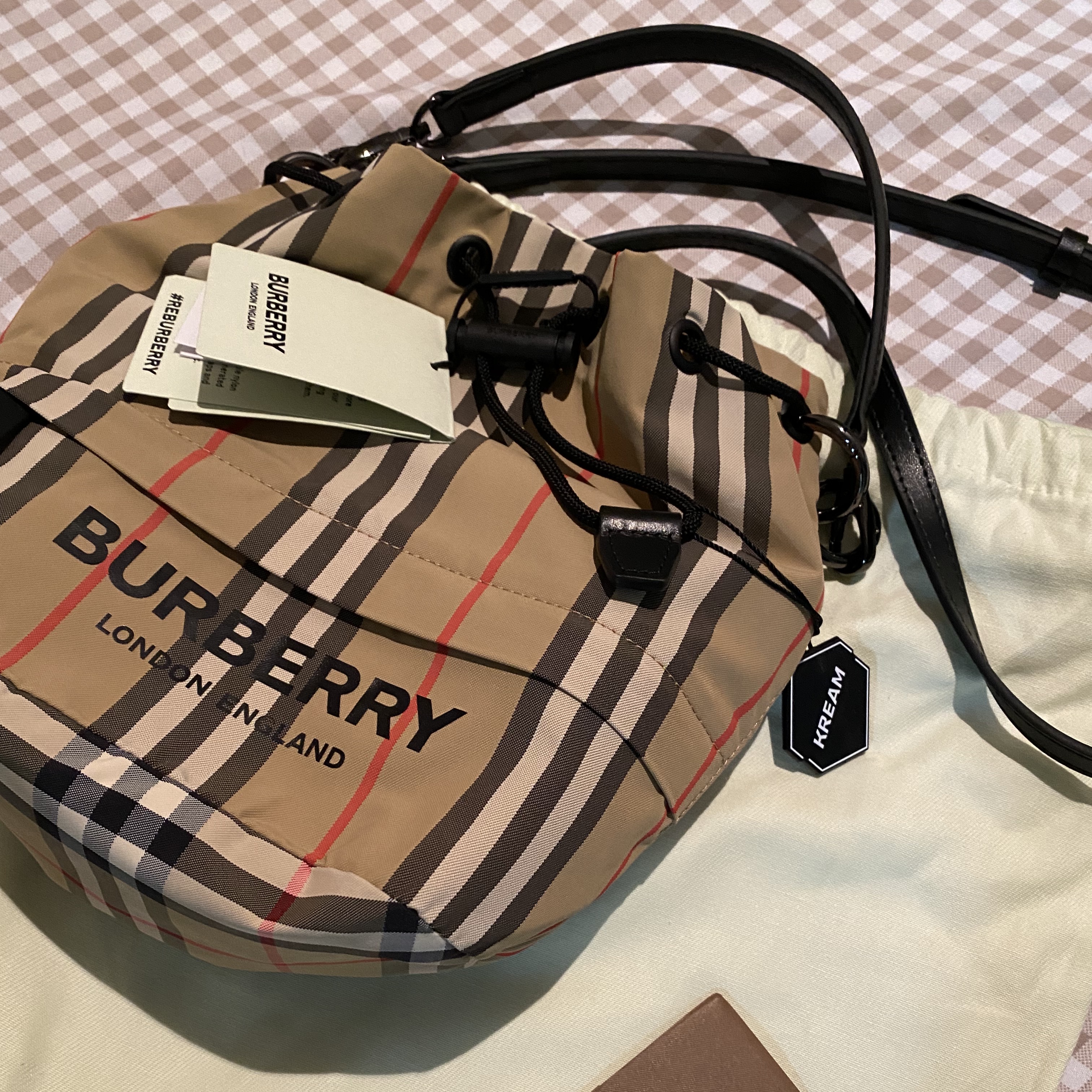 Burberry Icon Stripe Econyl Drawcord Pouch Archive Beige 착용 스타일