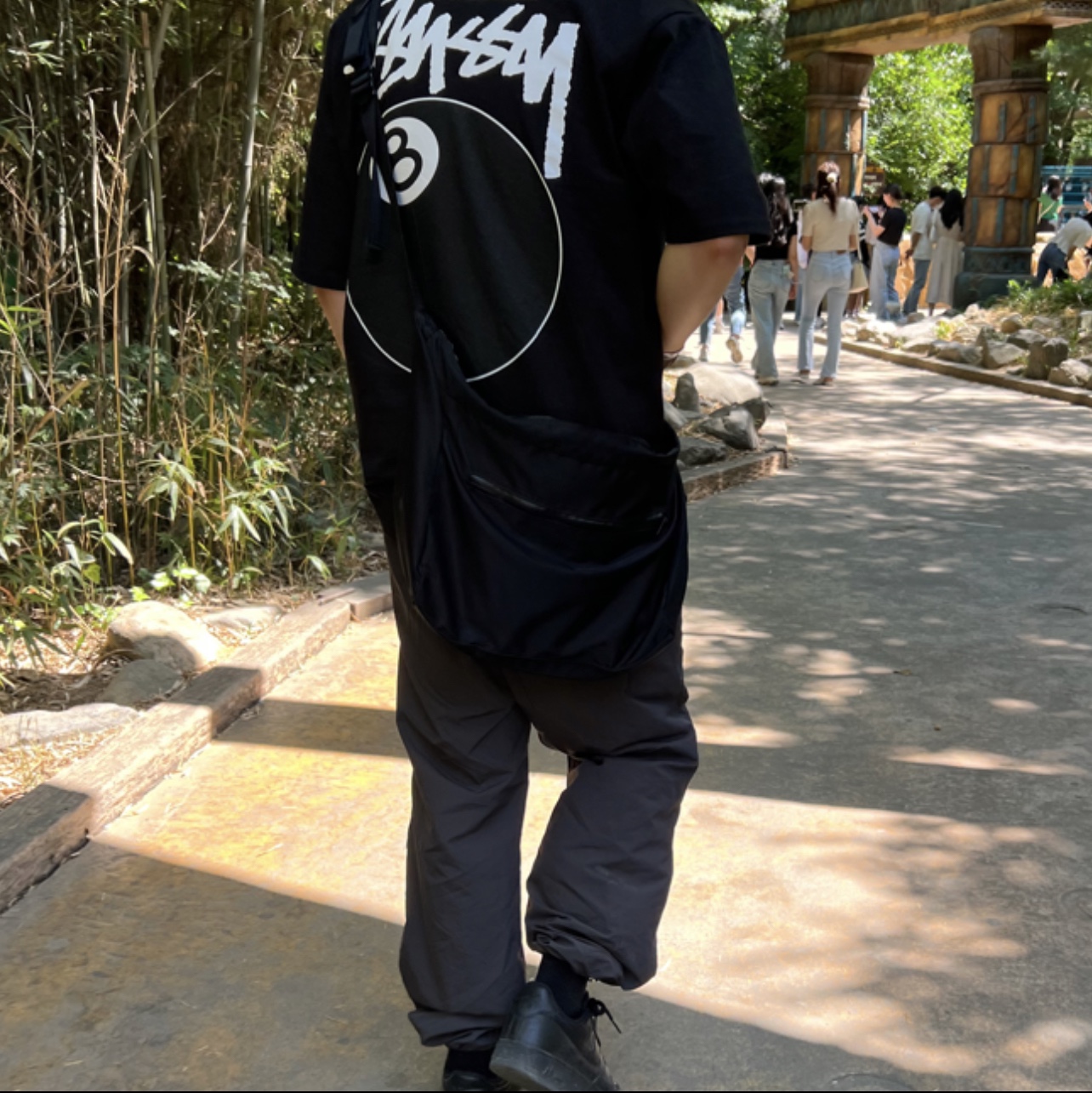 Stussy 8 Ball T-Shirt Black - 22SS, Nike Air Force 1 '07 Low Triple Black 착용 스타일 - 1