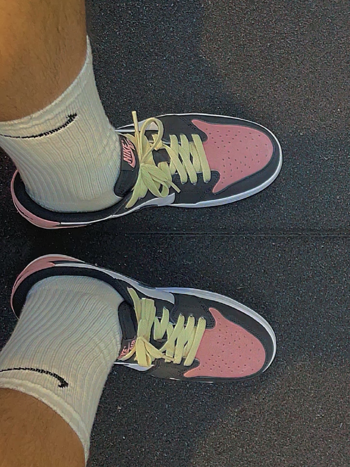 Jordan 1 Retro Low OG Bleached Coral 착용 스타일 - 2