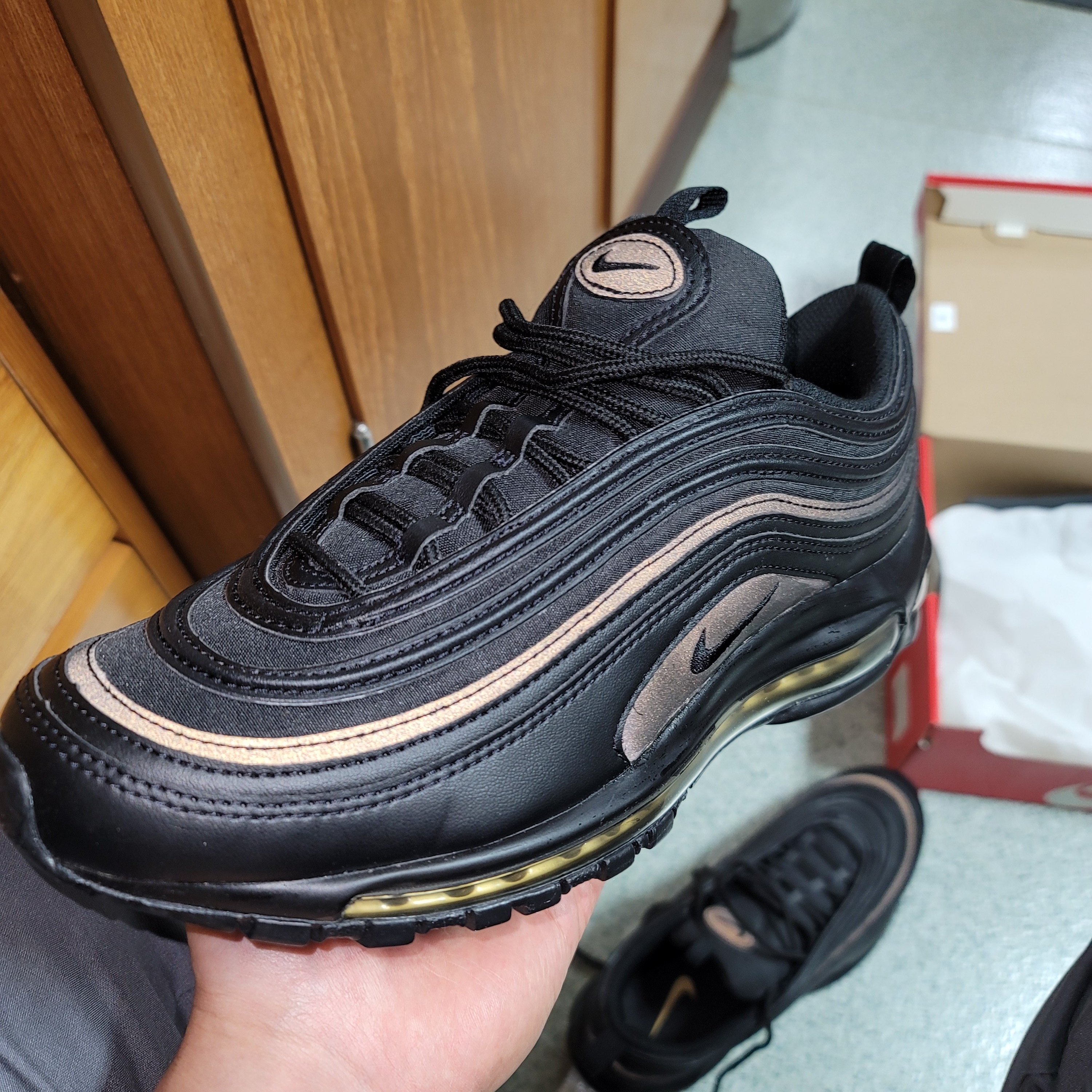 Nike Air Max 97 Black Reflective Gold 착용 스타일 - 3