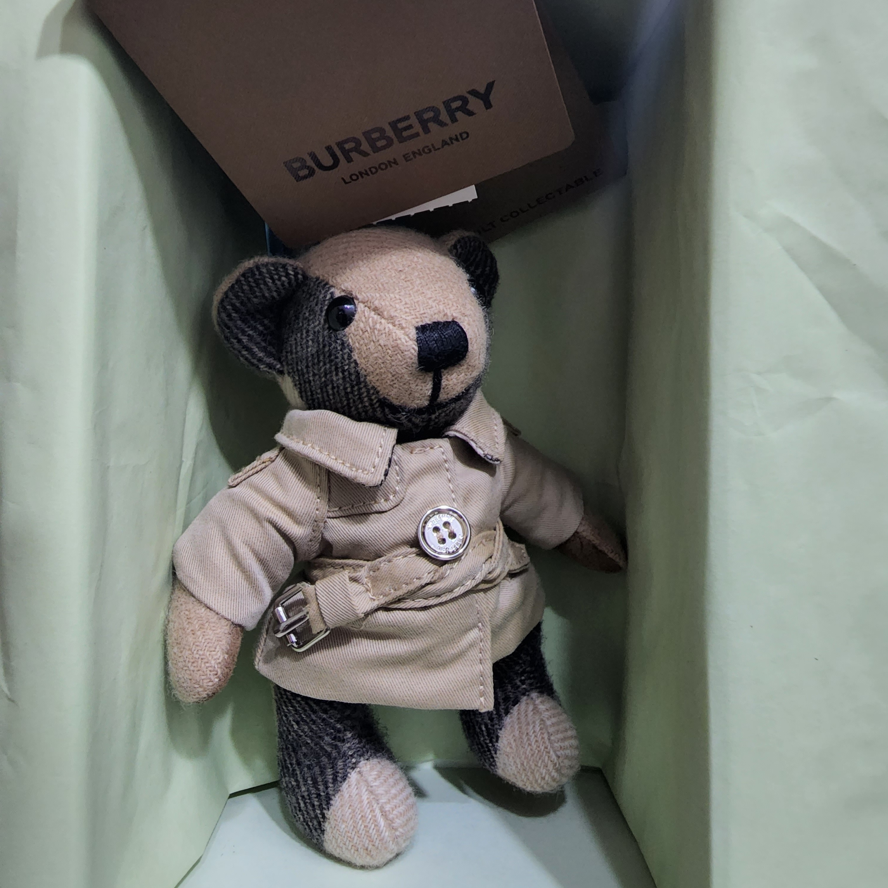 Burberry Thomas Bear Charm in Trench Coat Archive Beige 착용 스타일 - 2