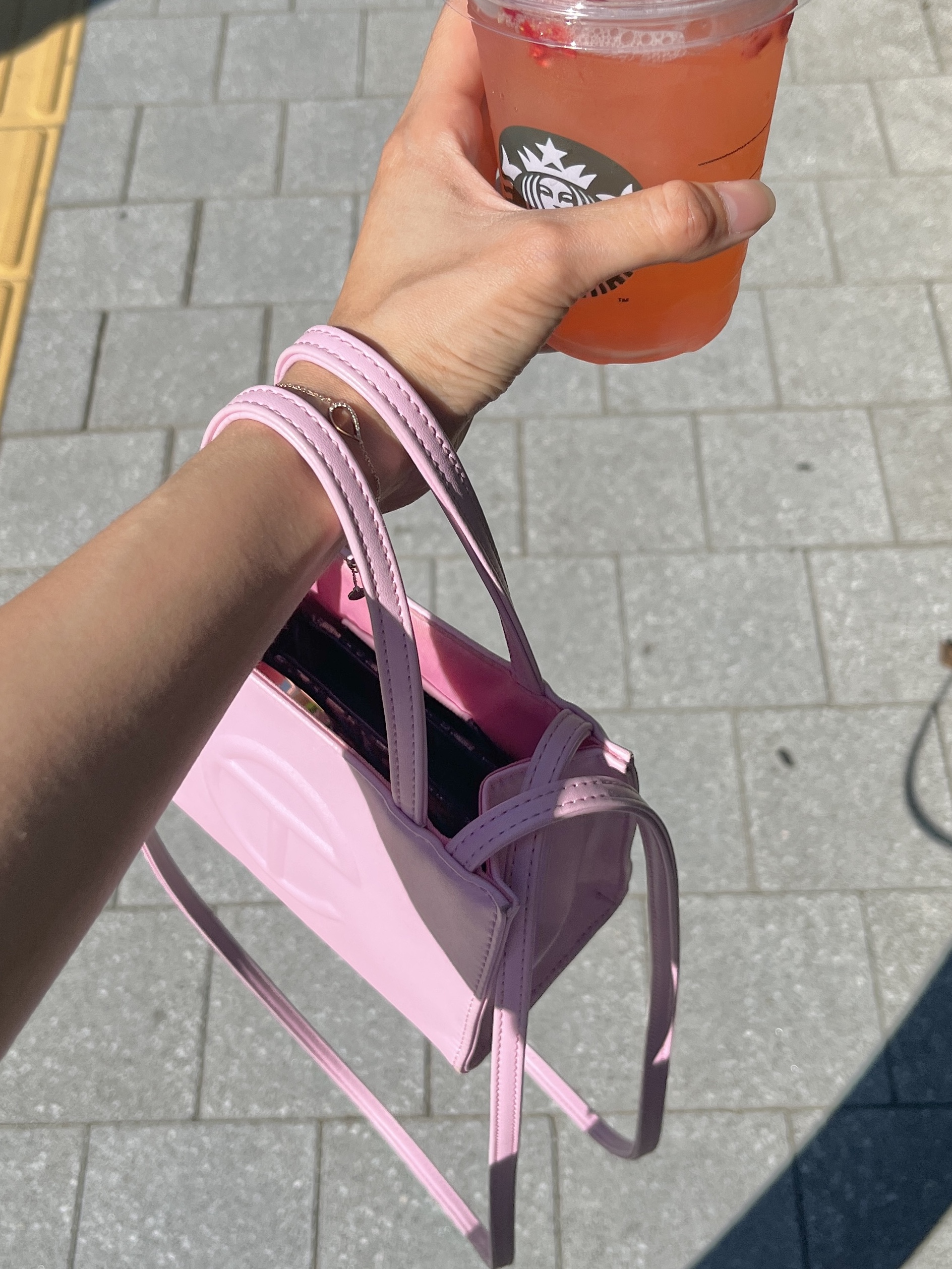 Telfar Small Shopping Bag Bubblegum Pink 착용 스타일 - 3