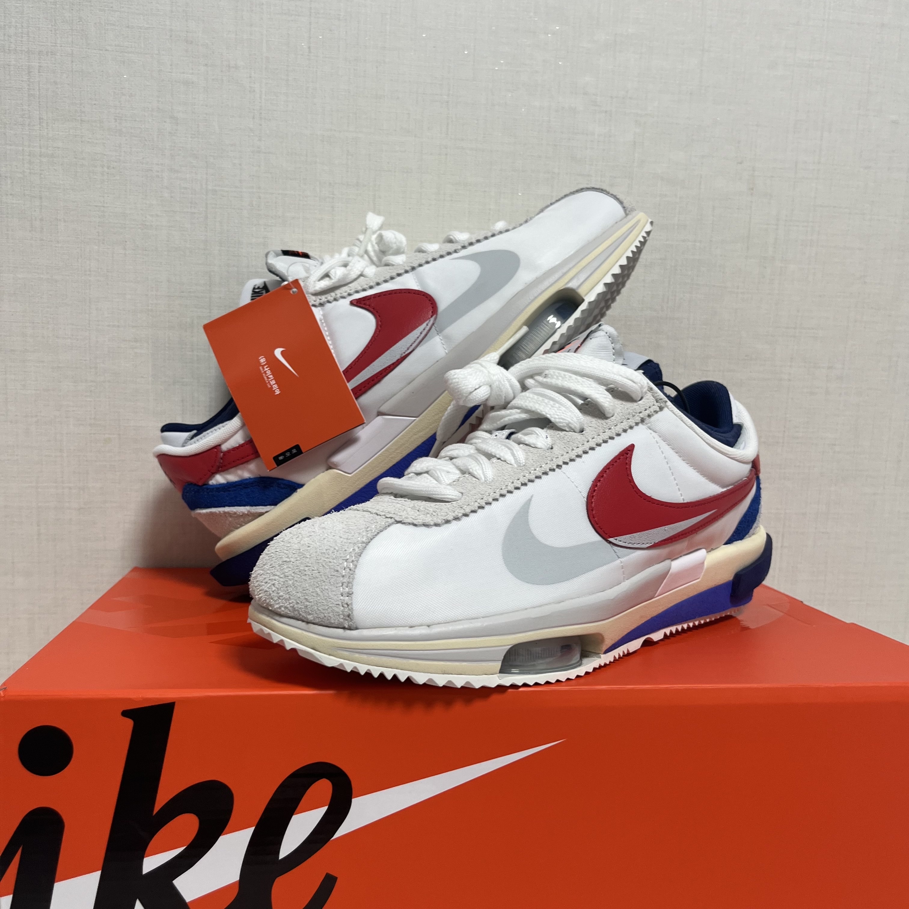 Nike x Sacai Zoom Cortez SP White and University Red 착용 스타일