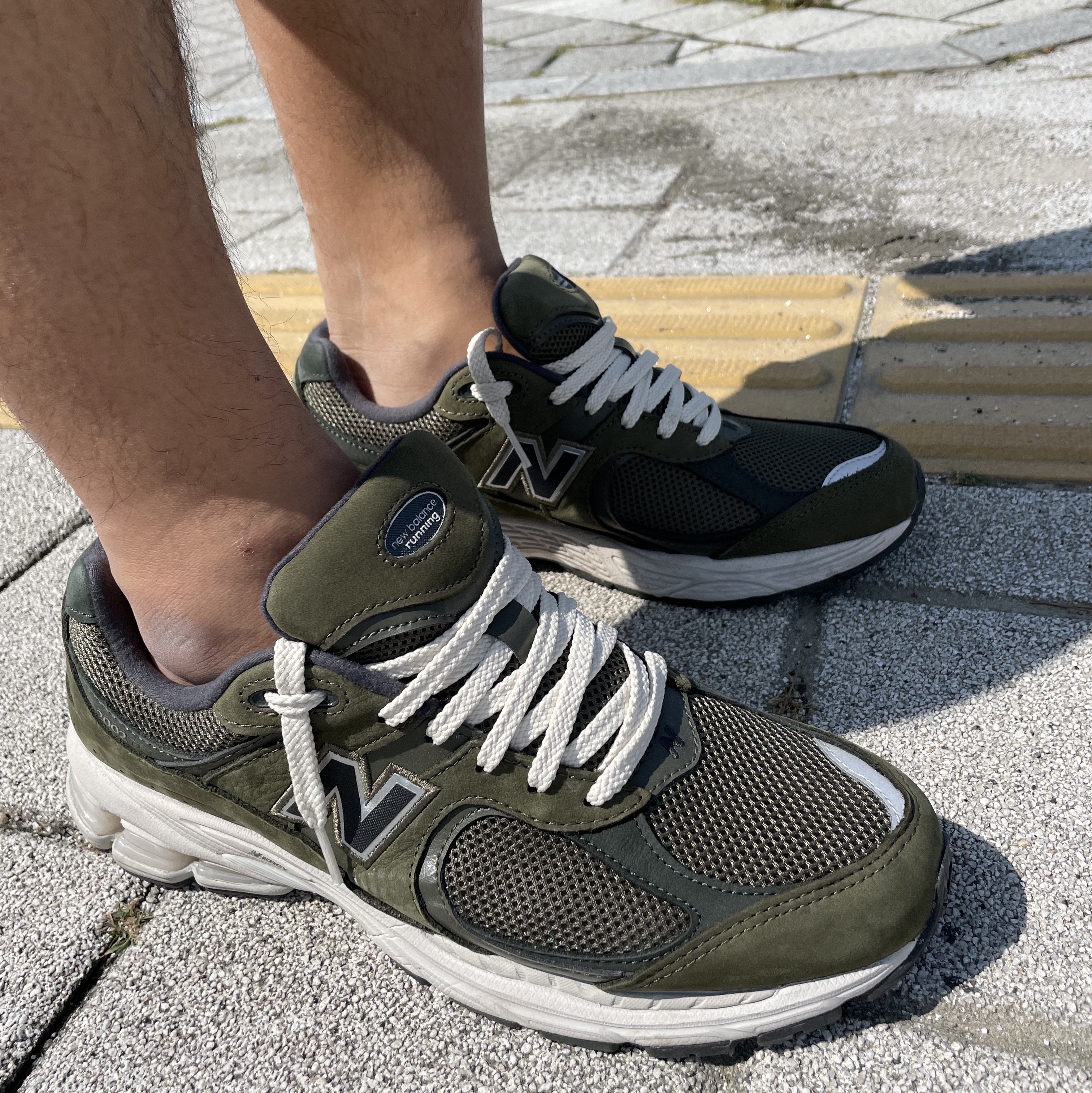 New Balance 2002R Grape Leaf 착용 스타일 - 3