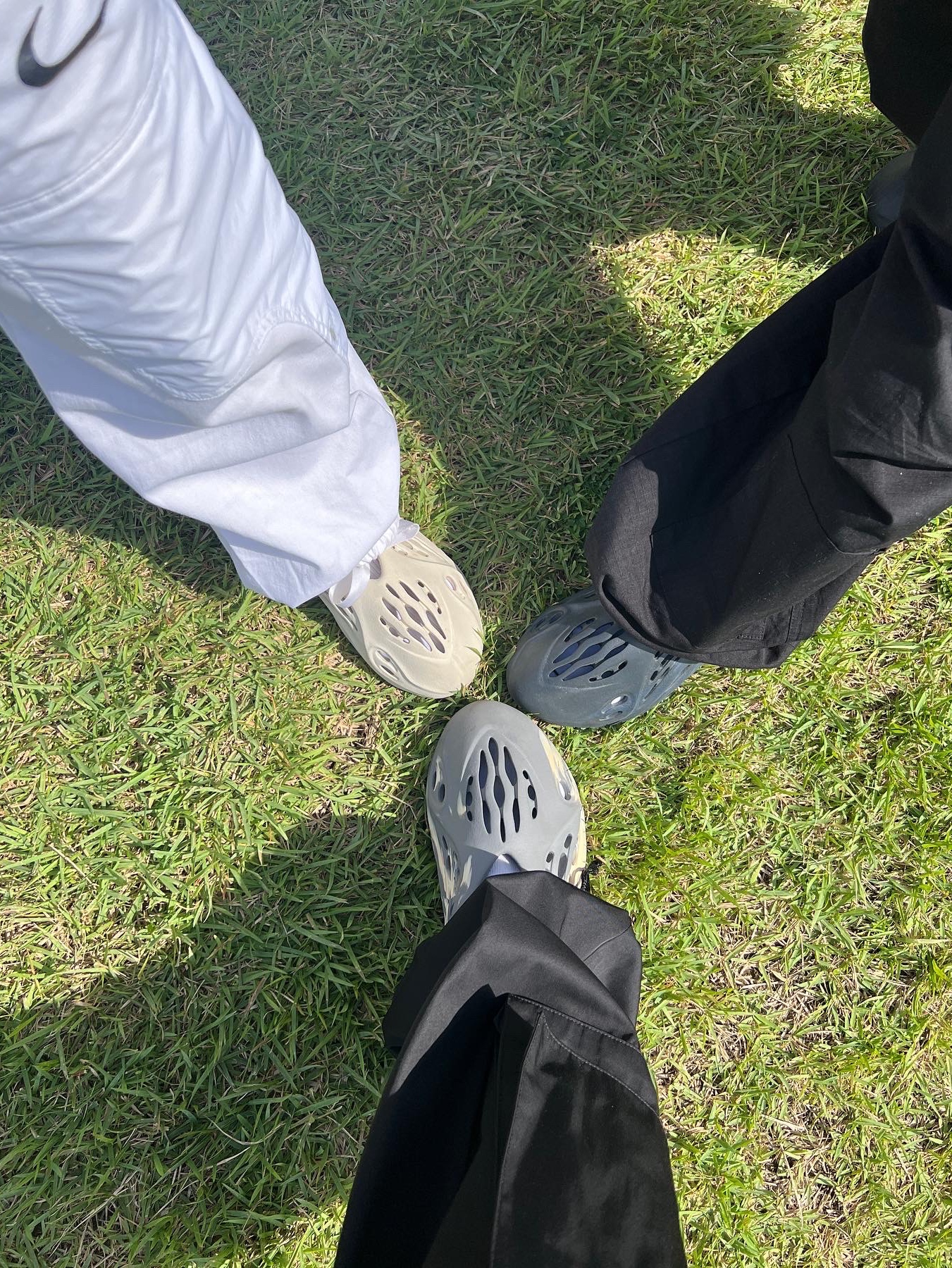 Adidas Yeezy Foam RNNR MXT Moon Gray, Adidas Yeezy Foam RNNR Sand 착용 스타일 - 3