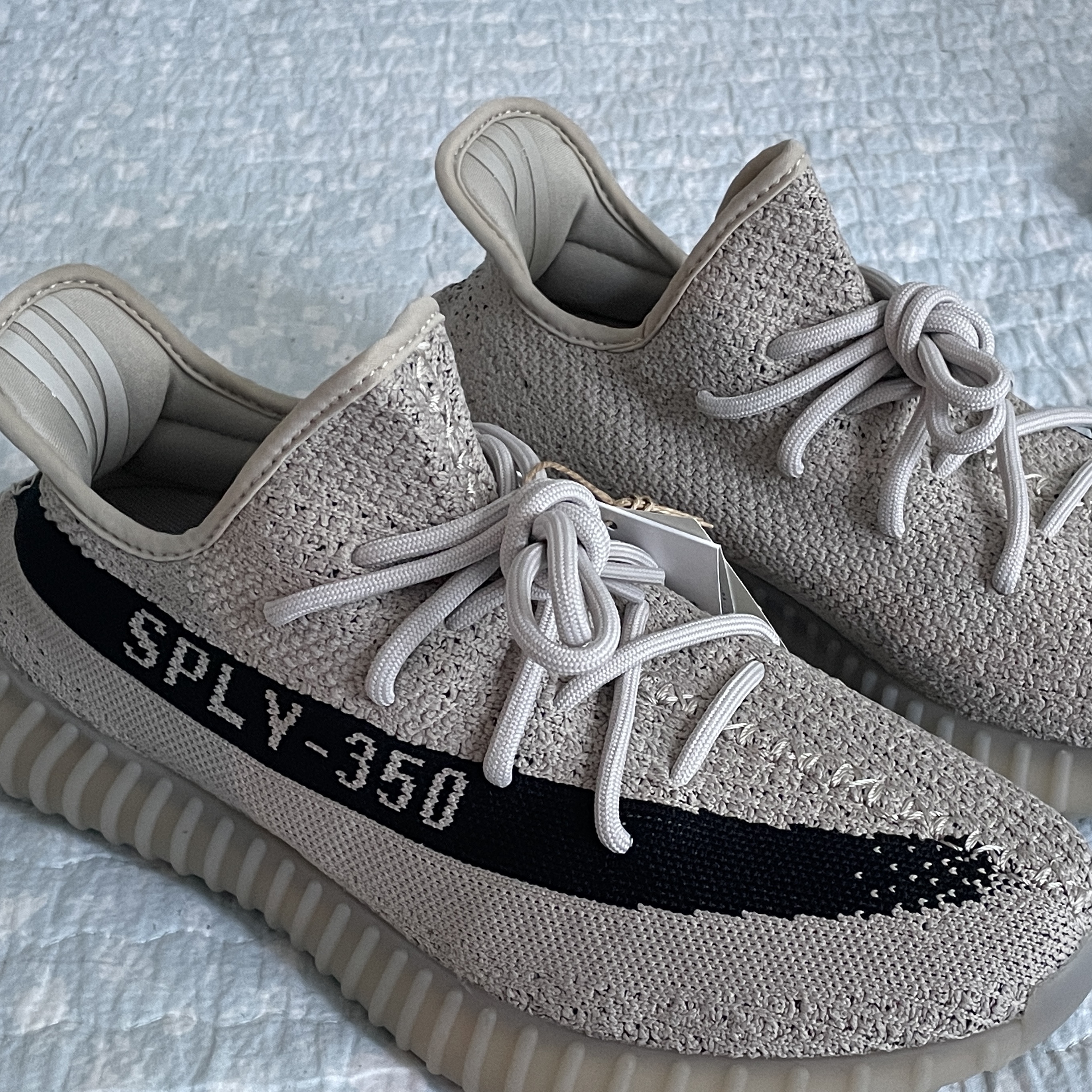 Adidas Yeezy Boost 350 V2 Slate Core Black 2022/2023 착용 스타일 - 2