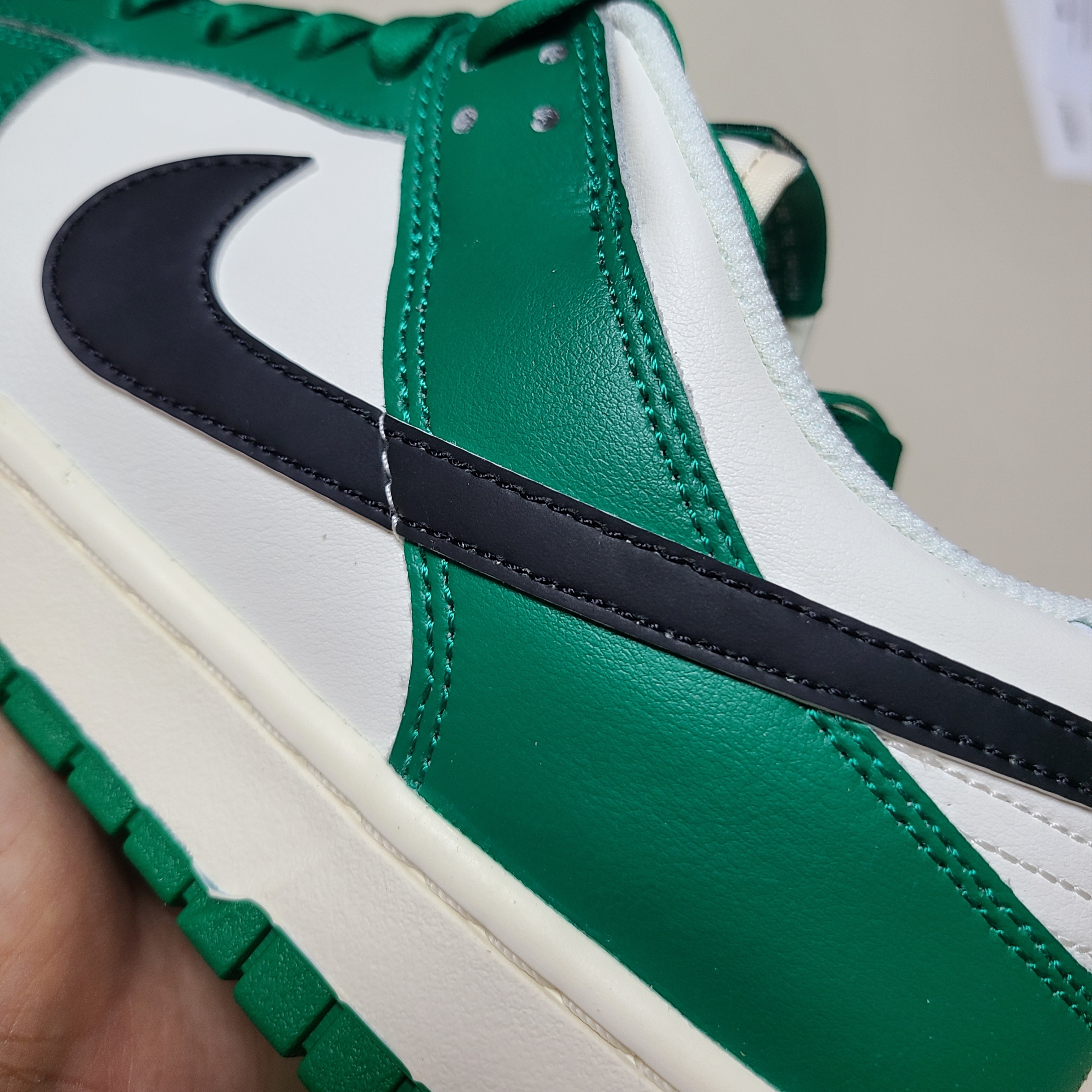 Nike Dunk Low Retro SE Jackpot Malachite, Jordan 1 Retro High OG Black Mocha 착용 스타일 - 4