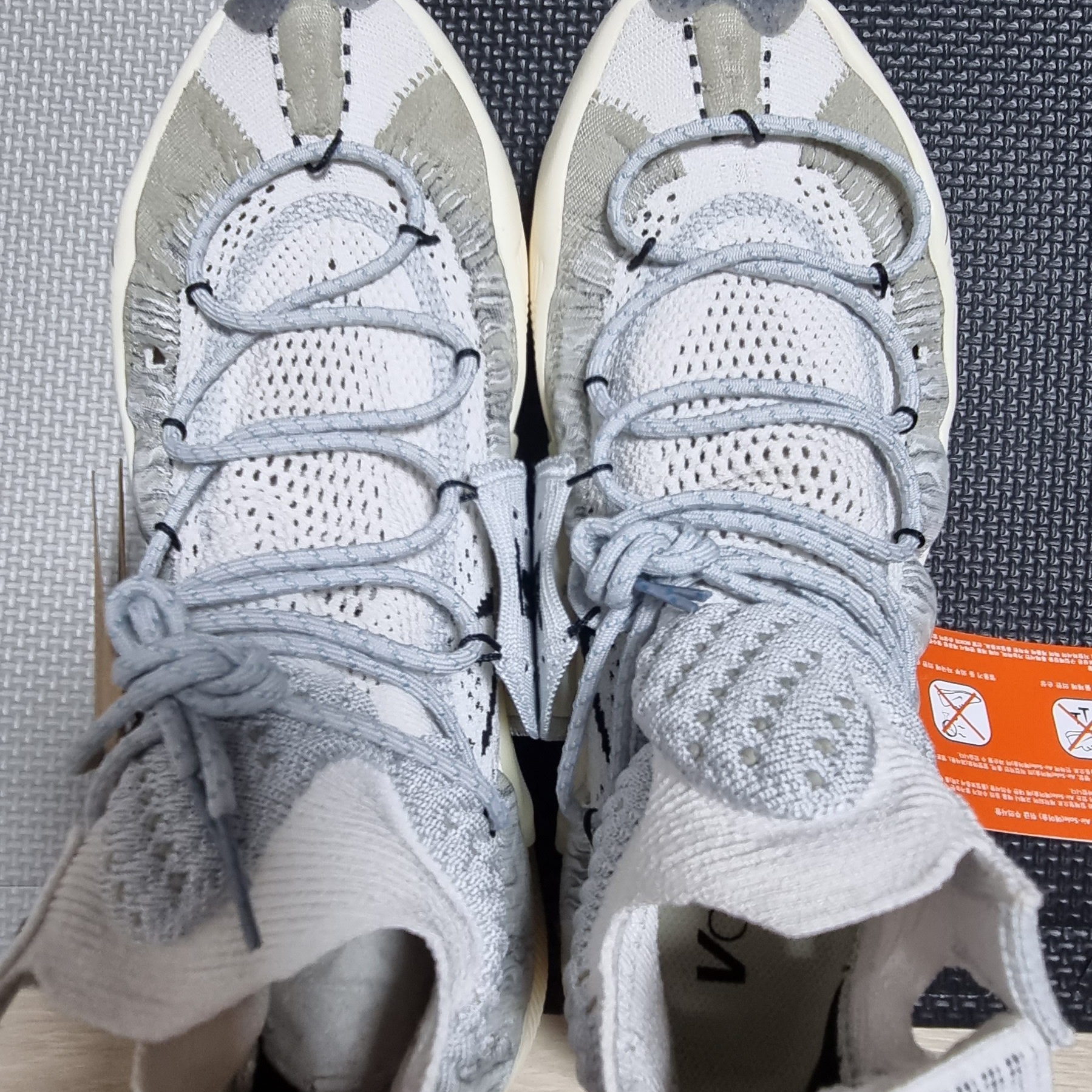 Nike ISPA Sense Flyknit Phantom and Black 착용 스타일 - 2