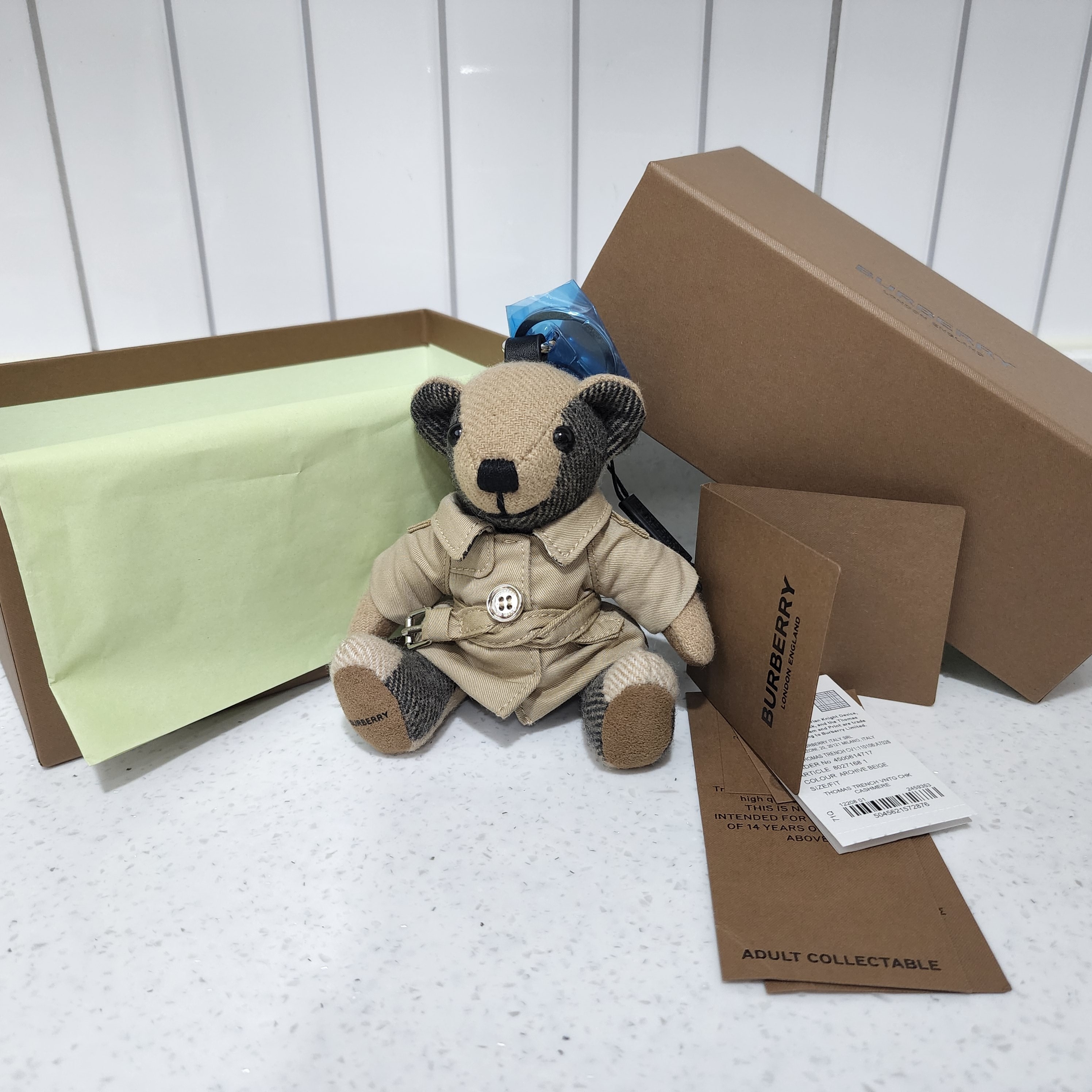 Burberry Thomas Bear Charm in Trench Coat Archive Beige 착용 스타일 - 1