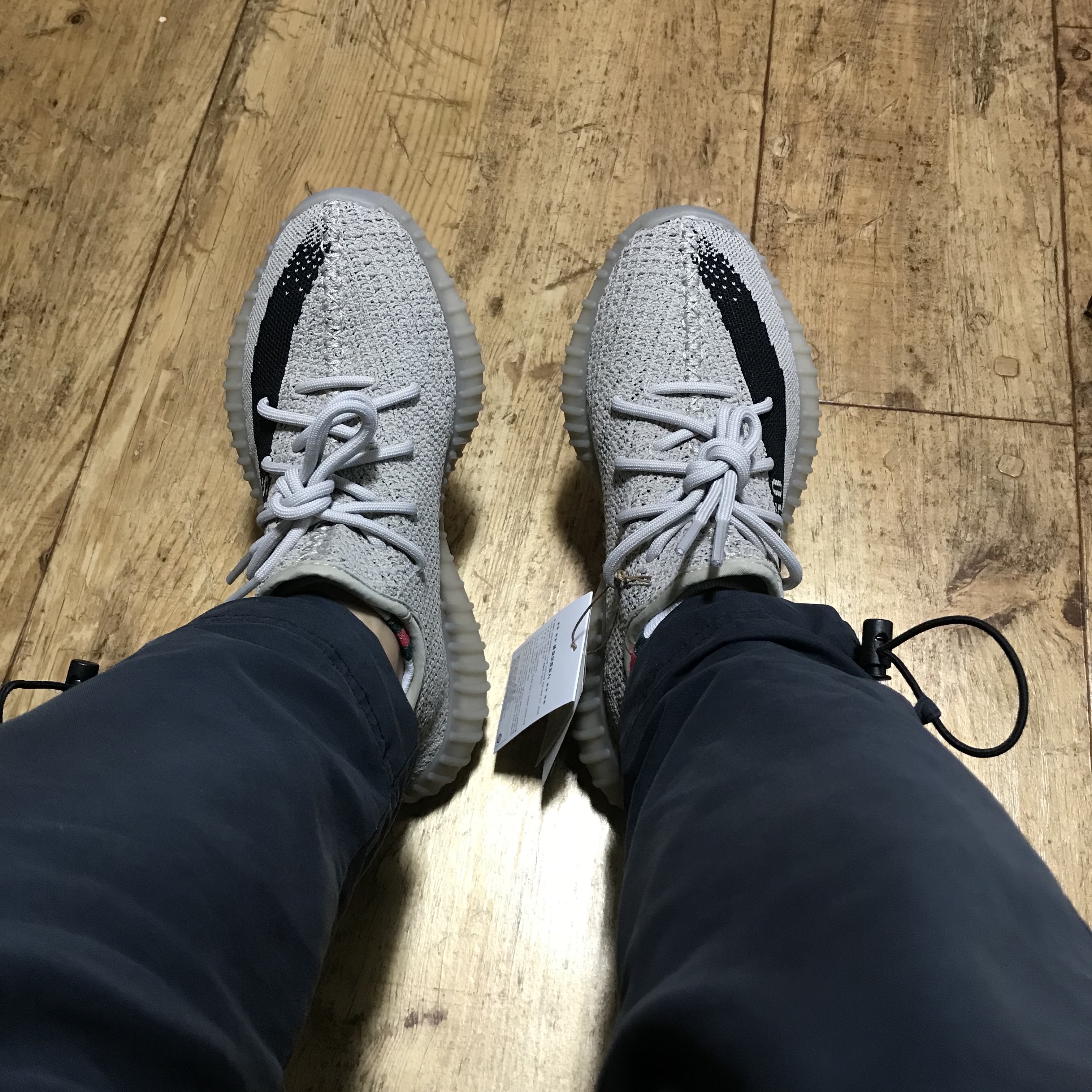 Adidas Yeezy Boost 350 V2 Slate Core Black 2022/2023 착용 스타일 - 4
