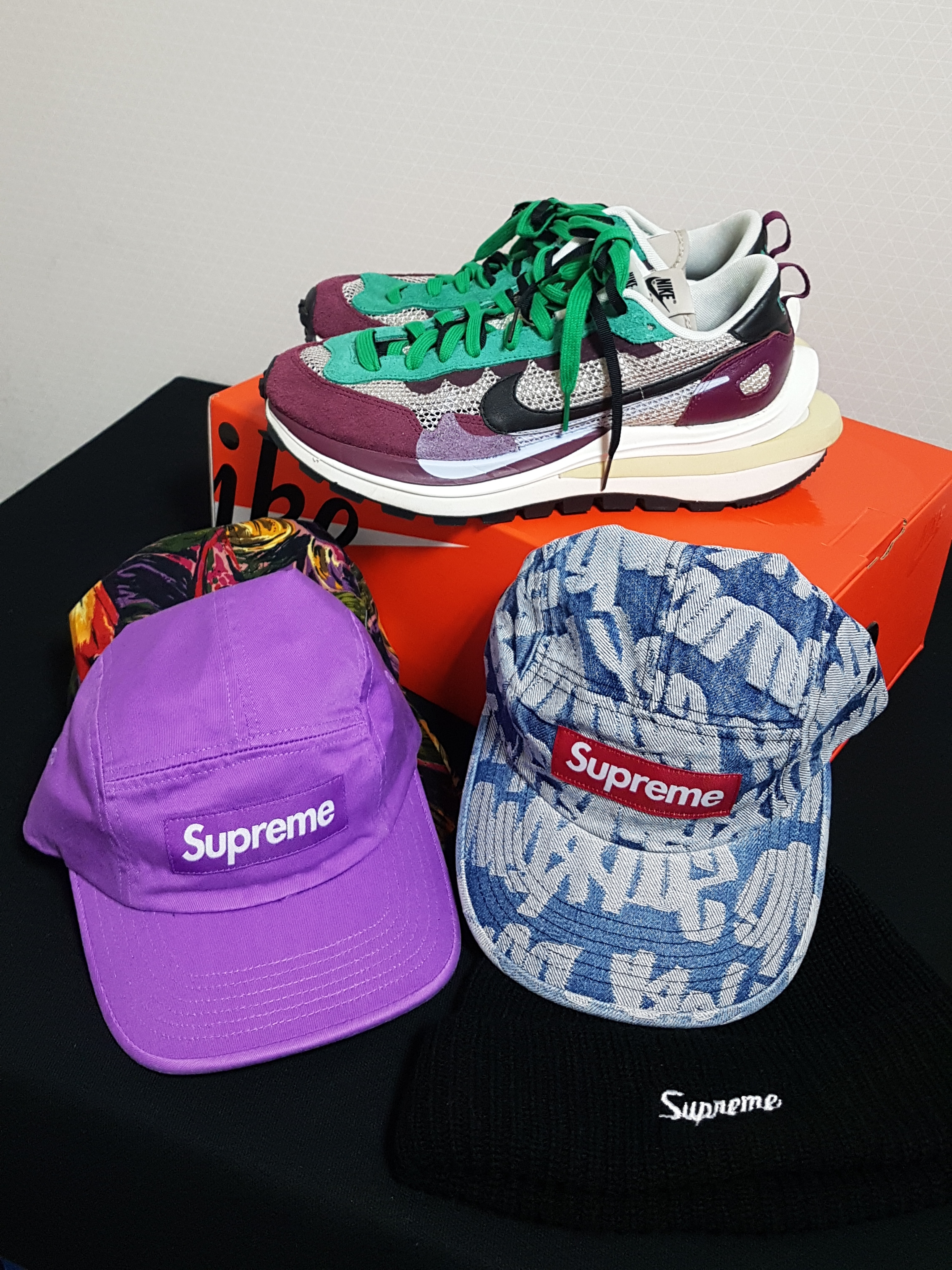 Nike x Sacai VaporWaffle String & Black Villain Red, Supreme Fat Tip Jacquard Denim Camp Cap Blue - 22SS 착용 스타일