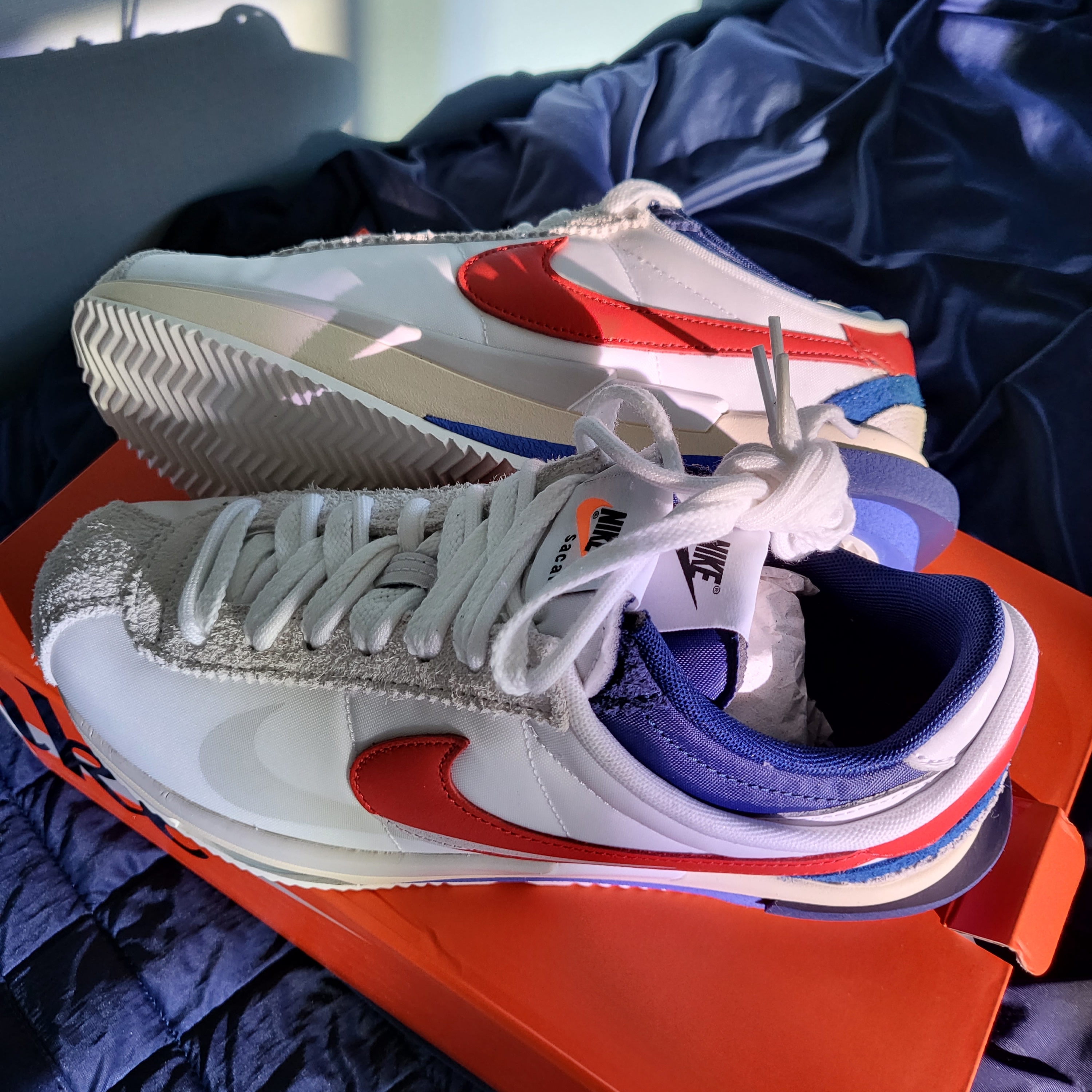 Nike x Sacai Zoom Cortez SP White and University Red 착용 스타일 - 2