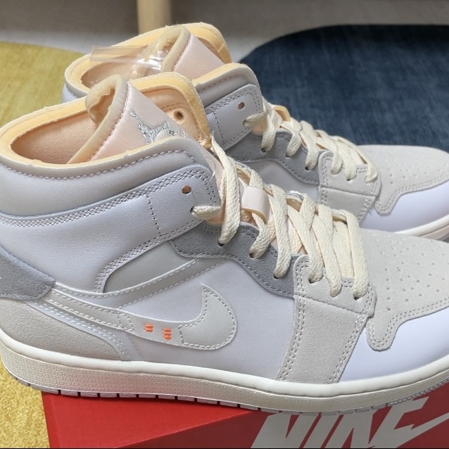 Jordan 1 Mid SE Craft White and Phantom 착용 스타일 - 1