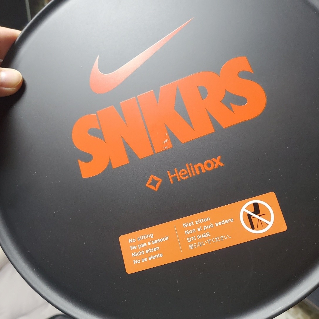 Helinox x Nike SNKRS Lounge Table O Black 착용 스타일 - 1