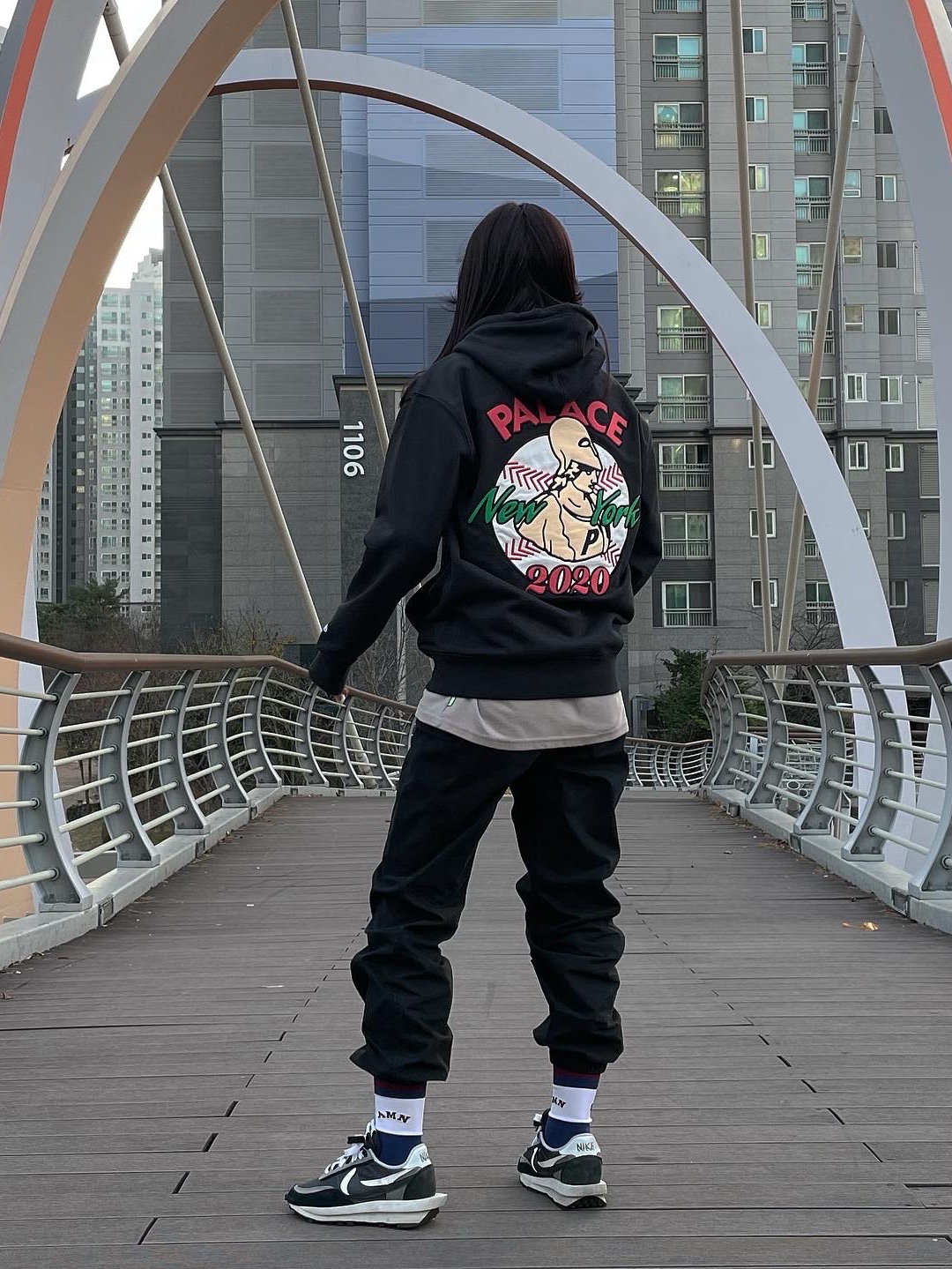 Nike x Sacai LDWaffle Black 착용 스타일 - 1