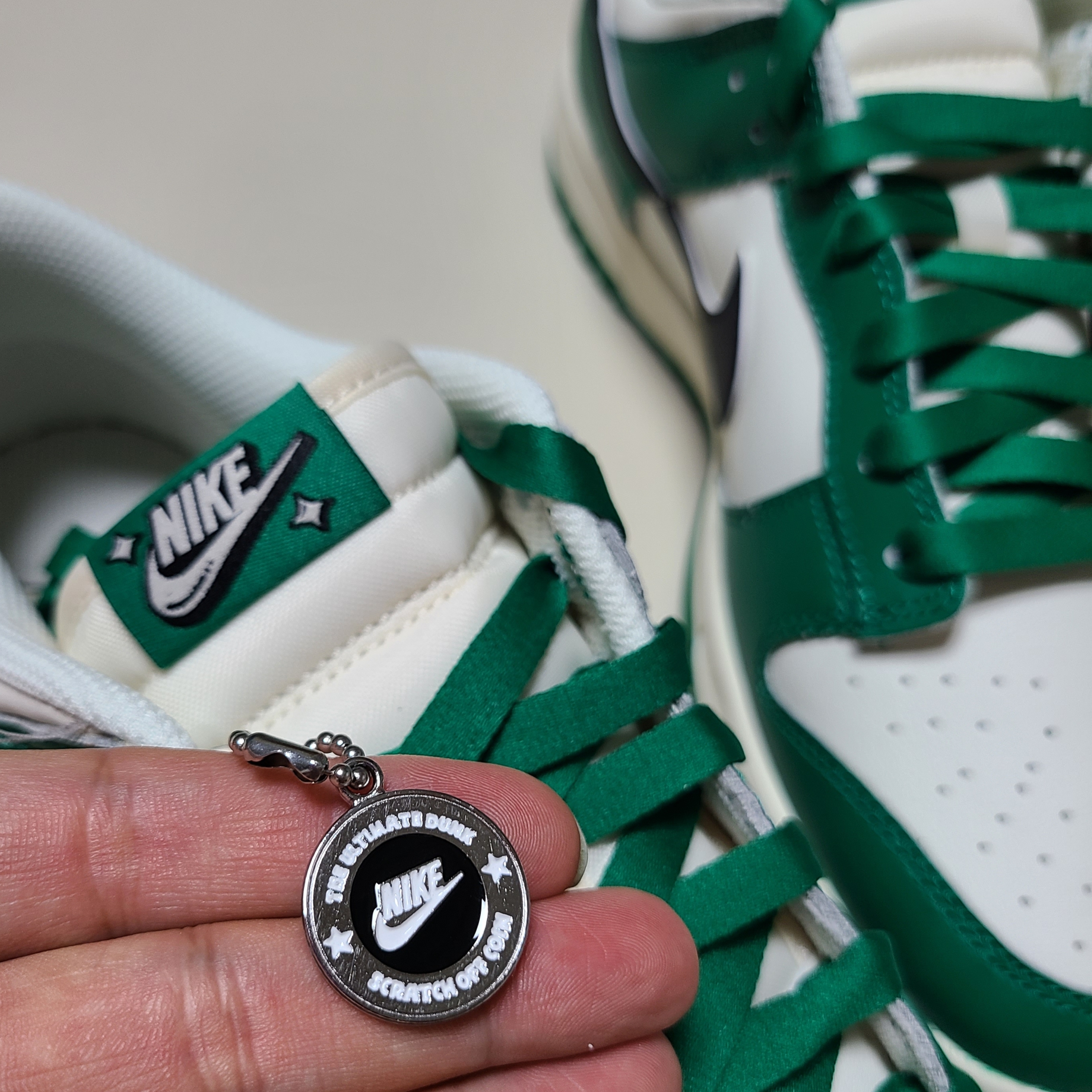 Nike Dunk Low Retro SE Jackpot Malachite, Jordan 1 Retro High OG Black Mocha 착용 스타일 - 3