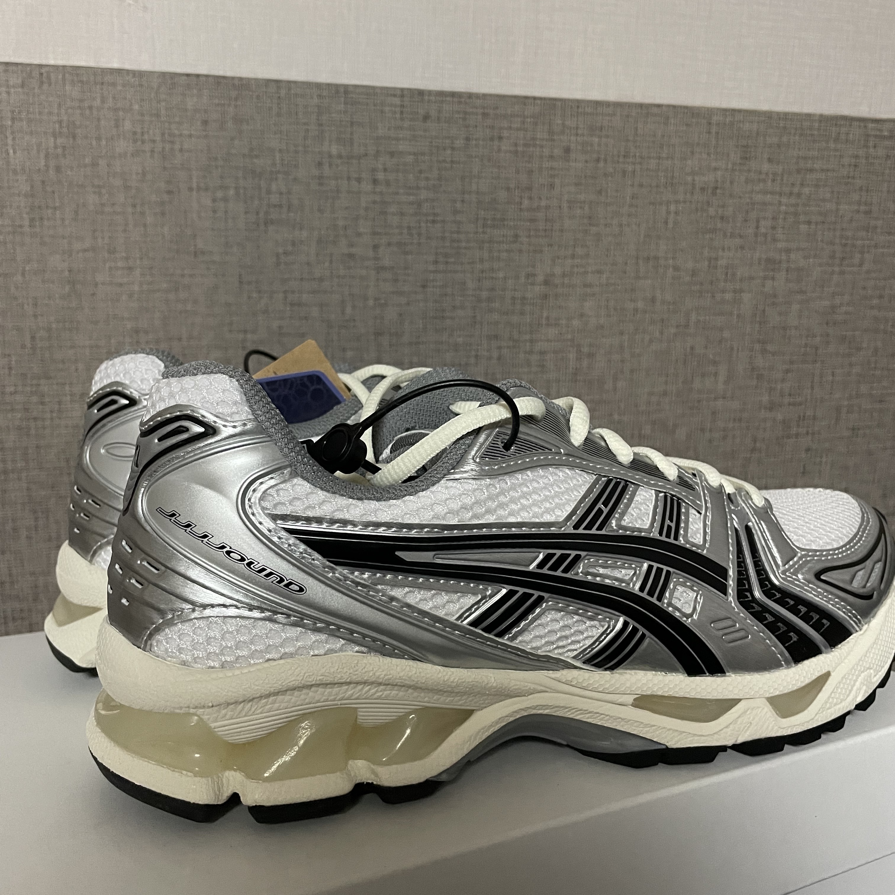 Asics x JJJJound Gel-Kayano 14 Silver Black 착용 스타일