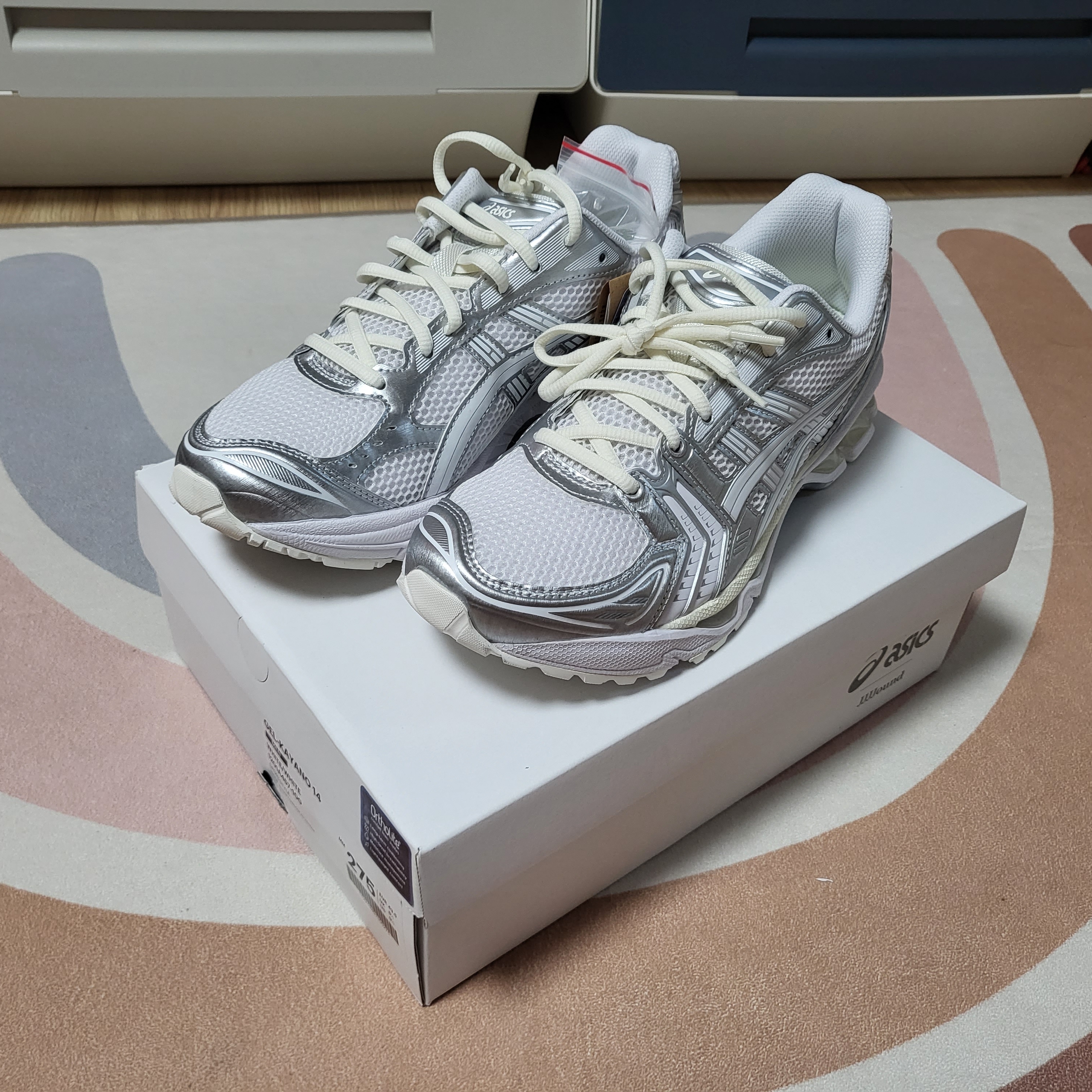 Asics x JJJJound Gel-Kayano 14 Silver White 착용 스타일 - 2