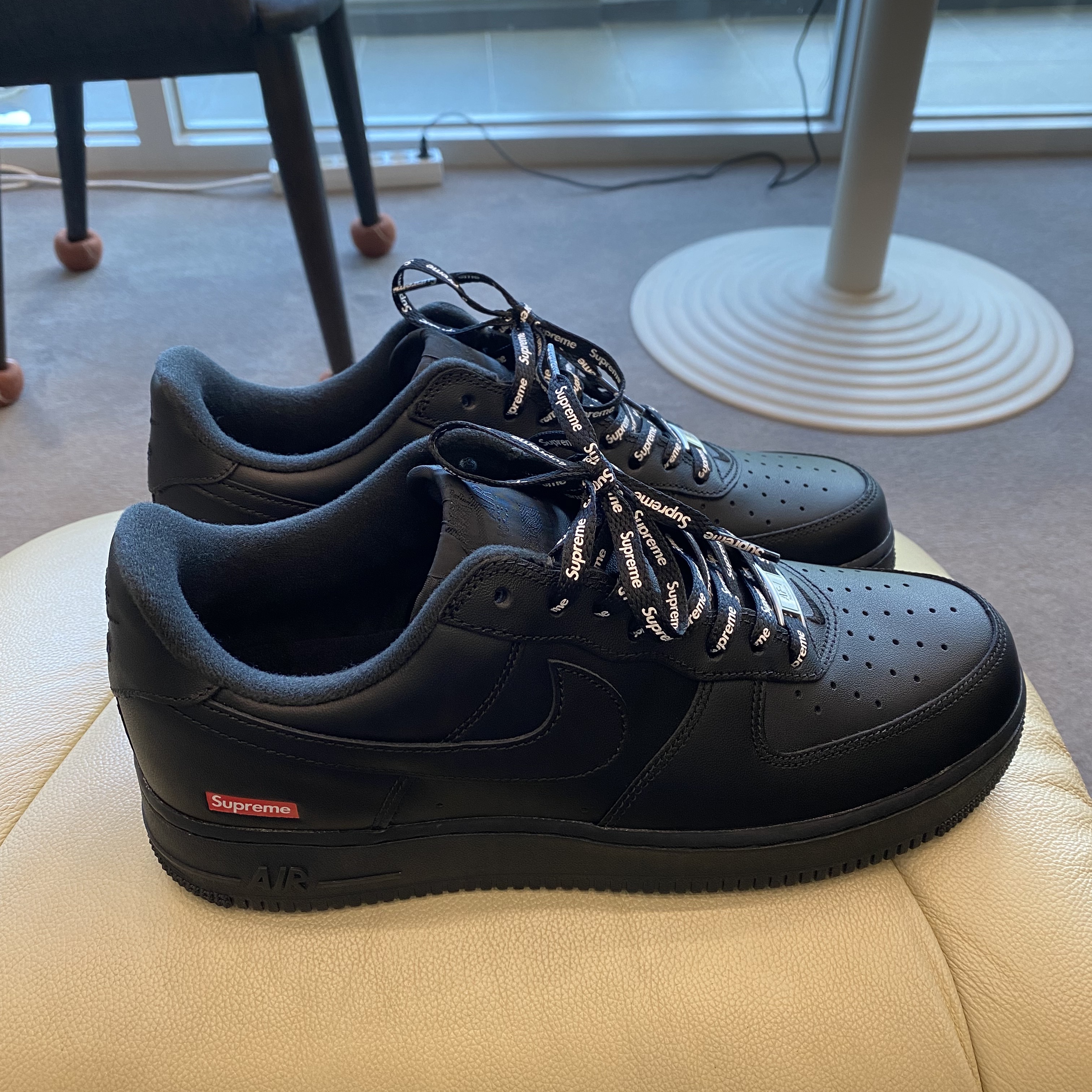 Nike x Supreme Air Force 1 Low Black 착용 스타일 - 3