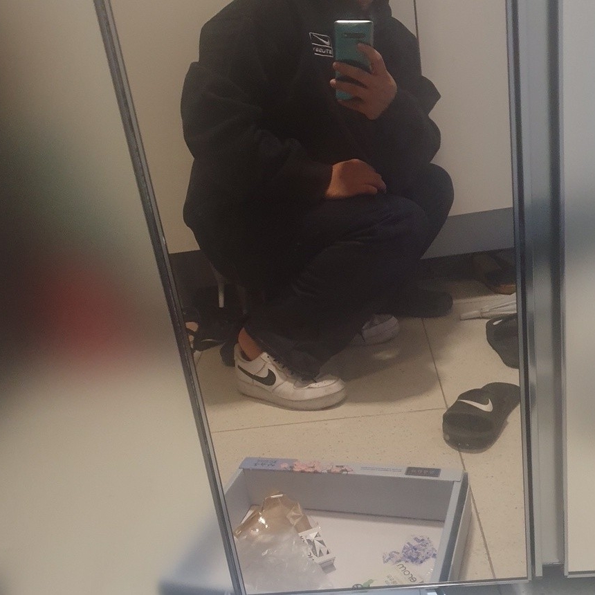 Nike Air Force 1/1 Triple White, Nike x Stussy NRG RA Washed Pullover Hoodie Black (DN4028-010) 착용 스타일