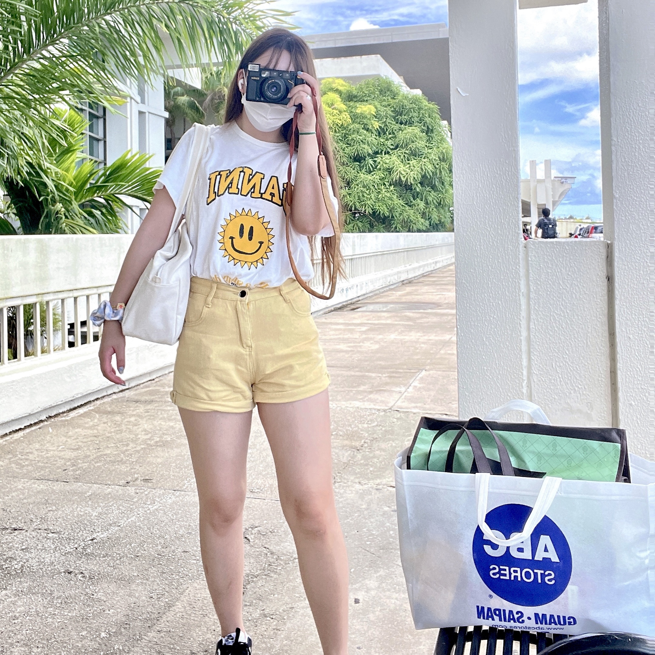 (W) Ganni Basic Cotton Jersey T-Shirt Smiley Yellow Bright White 착용 스타일 - 1