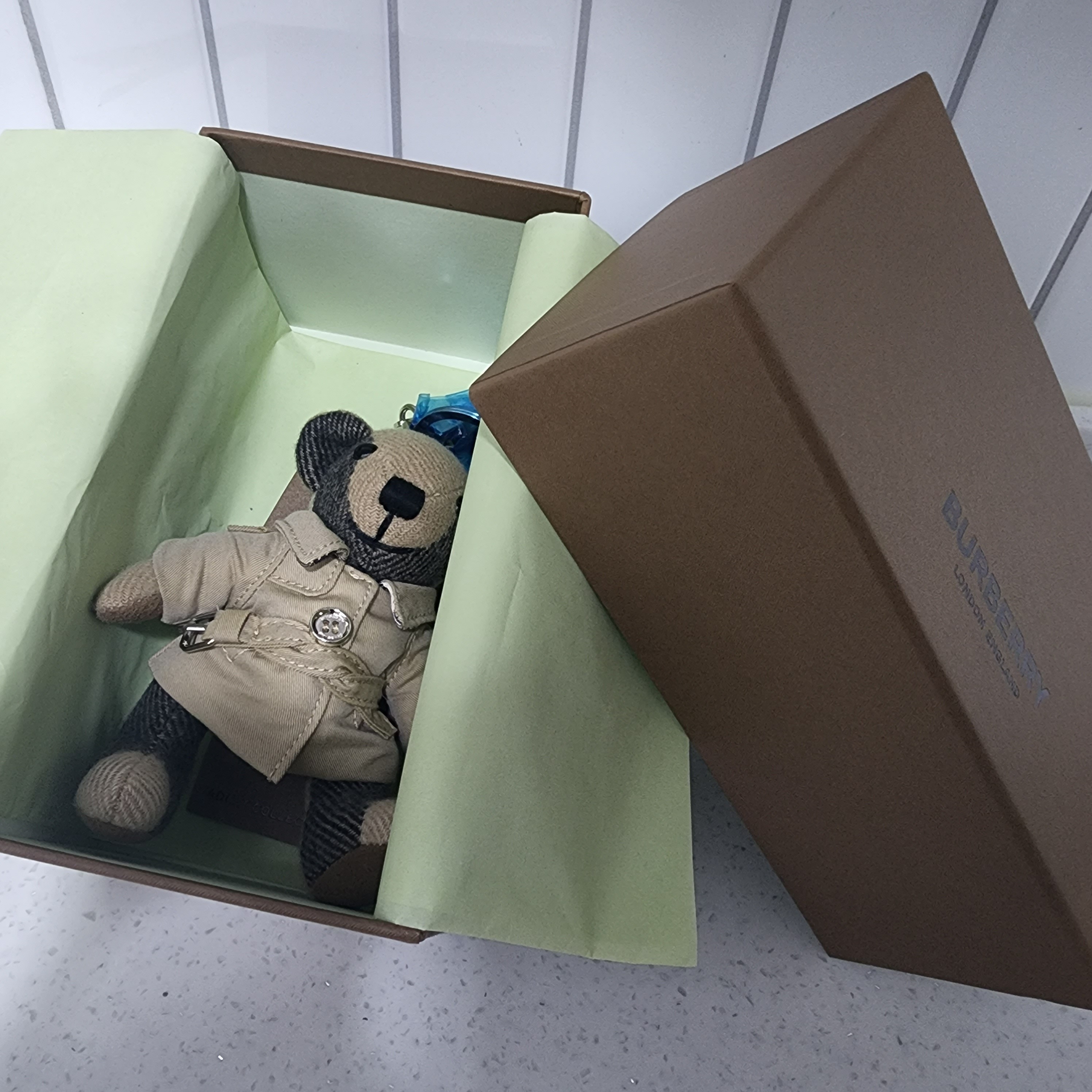 Burberry Thomas Bear Charm in Trench Coat Archive Beige 착용 스타일 - 3