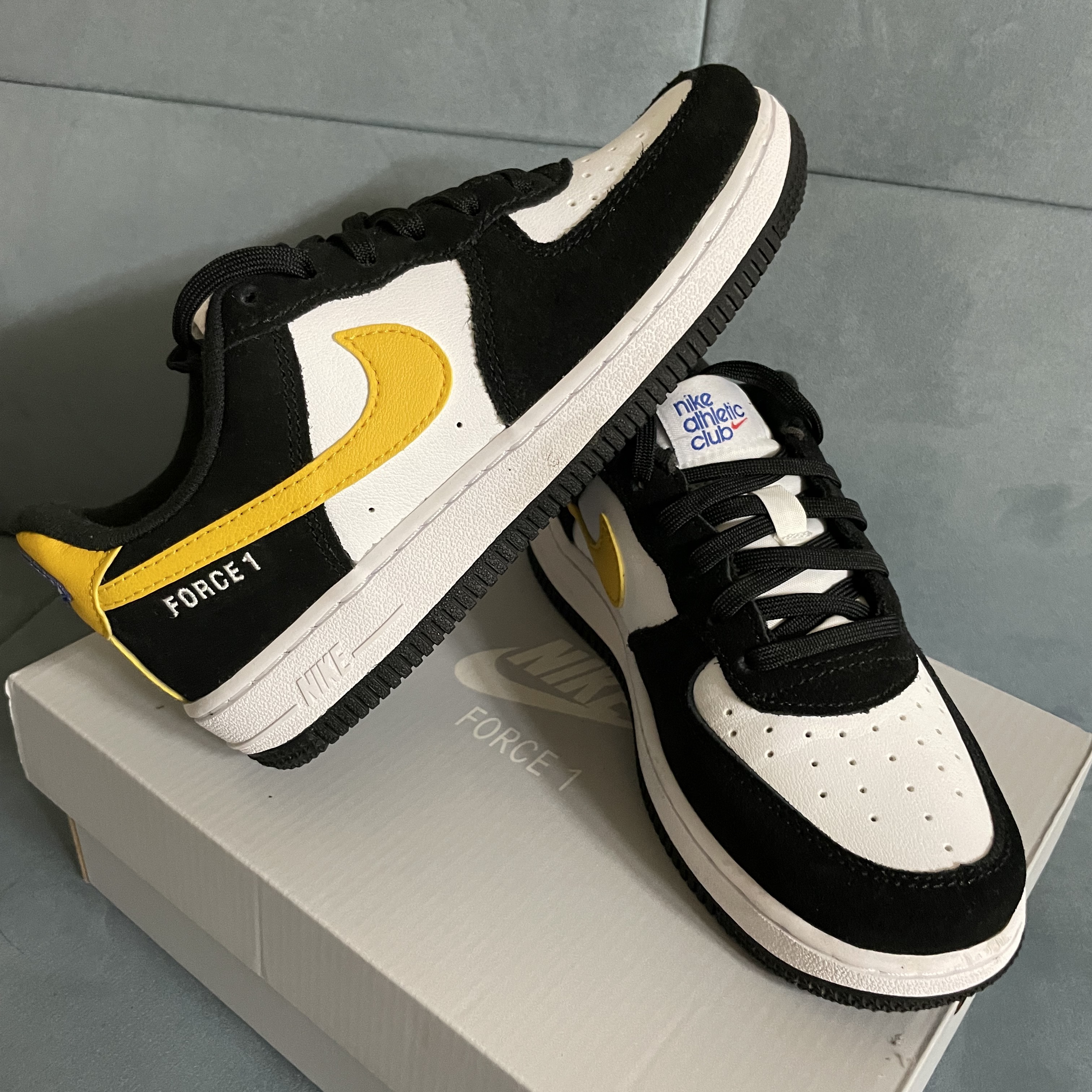 Nike Air Force 1 '07 LV8 Athletic Club Black Dark Sulfur 착용 스타일