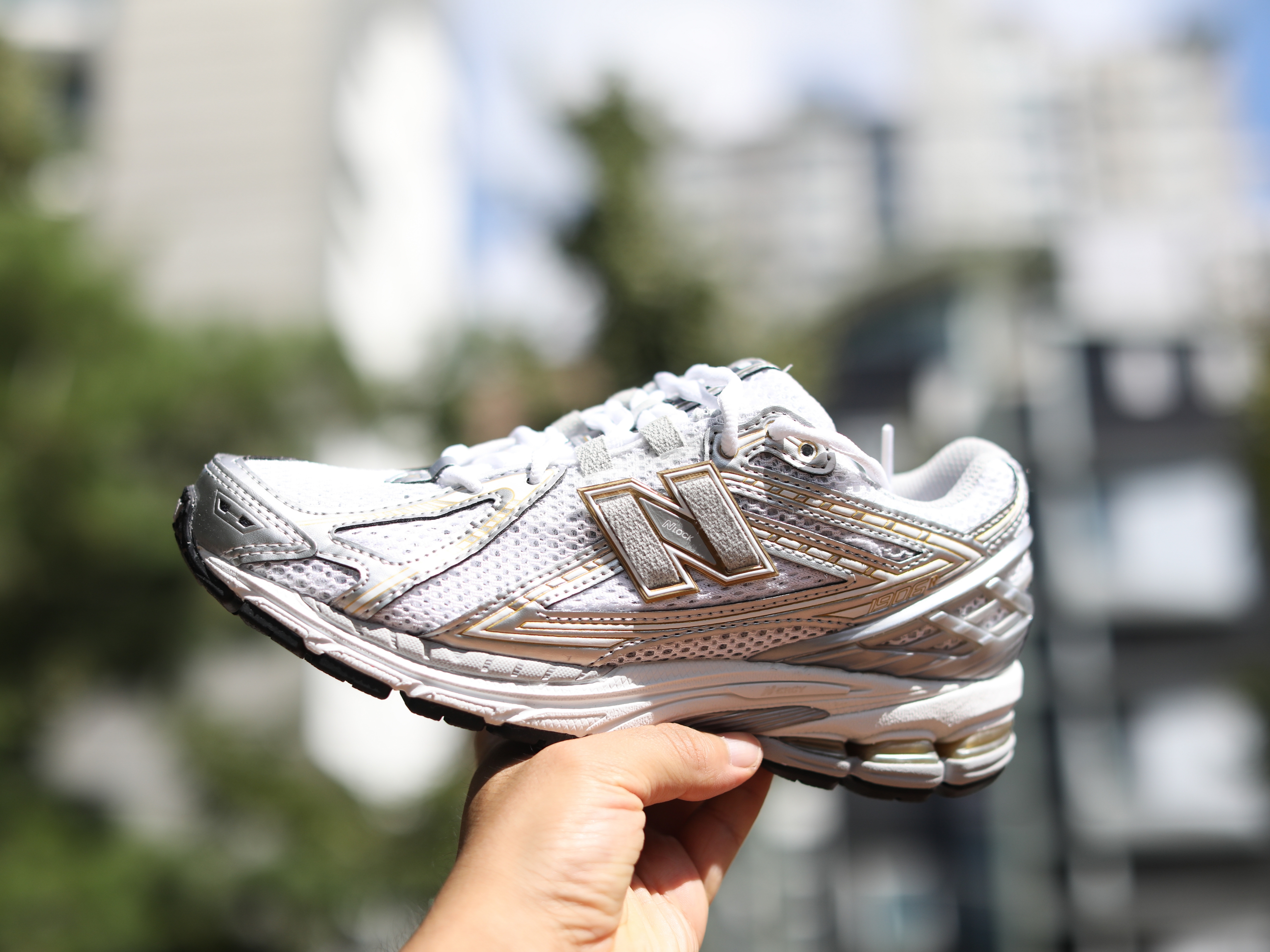 New Balance 1906R White Metallic Silver 착용 스타일 - 1
