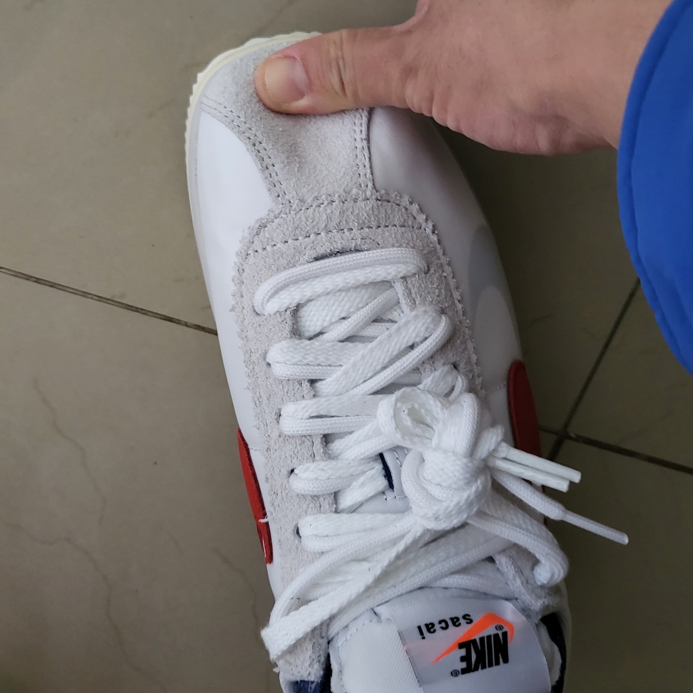 Nike x Sacai Zoom Cortez SP White and University Red 착용 스타일 - 4