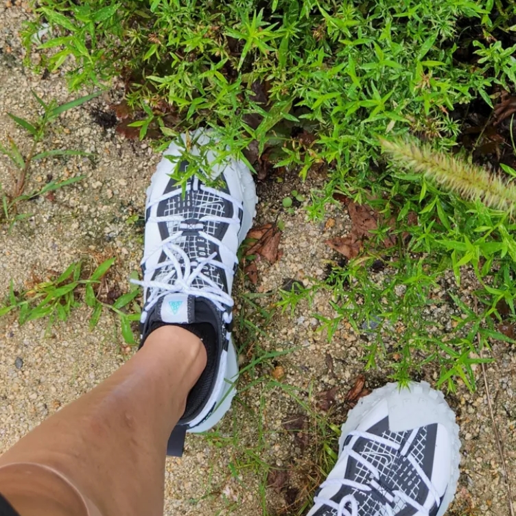 Nike ACG Mountain Fly Low SE White and Black 착용 스타일 - 2
