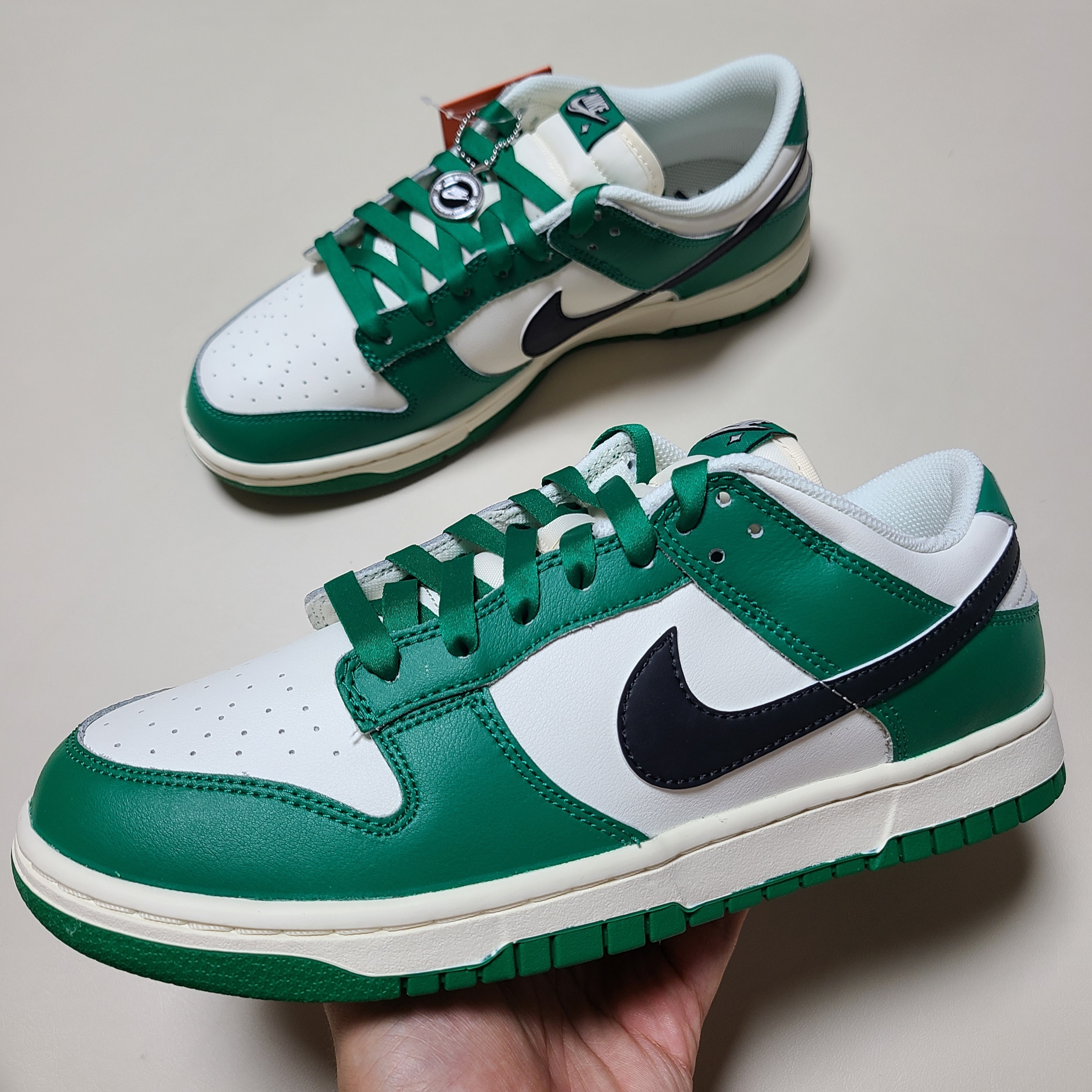 Nike Dunk Low Retro SE Jackpot Malachite, Jordan 1 Retro High OG Black Mocha 착용 스타일 - 1
