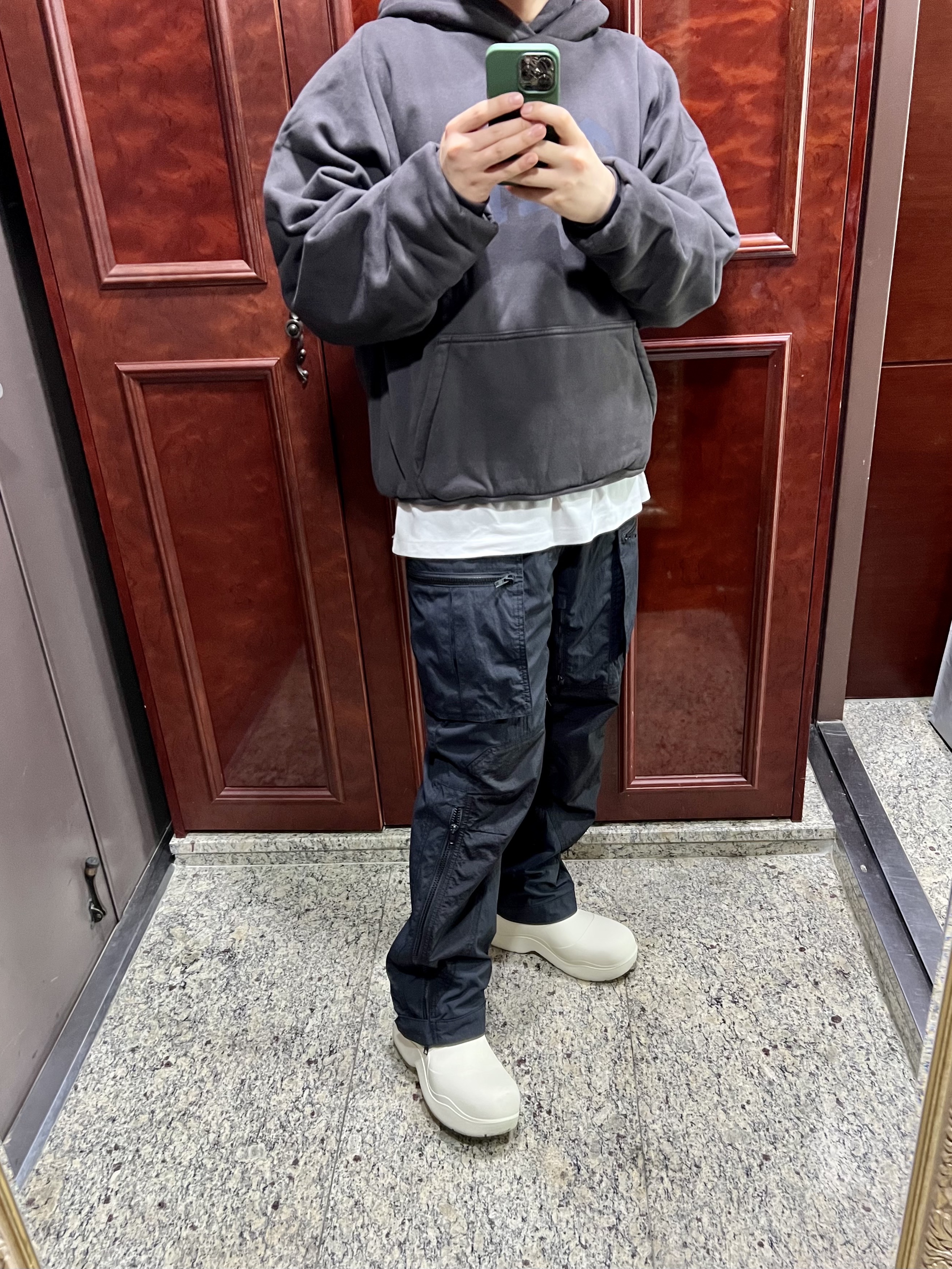 Yeezy Gap Engineered By Balenciaga Dove Shrunken Hoodie Black, Bottega Veneta Puddle Ankle Boots Sea Salt 착용 스타일 - 1