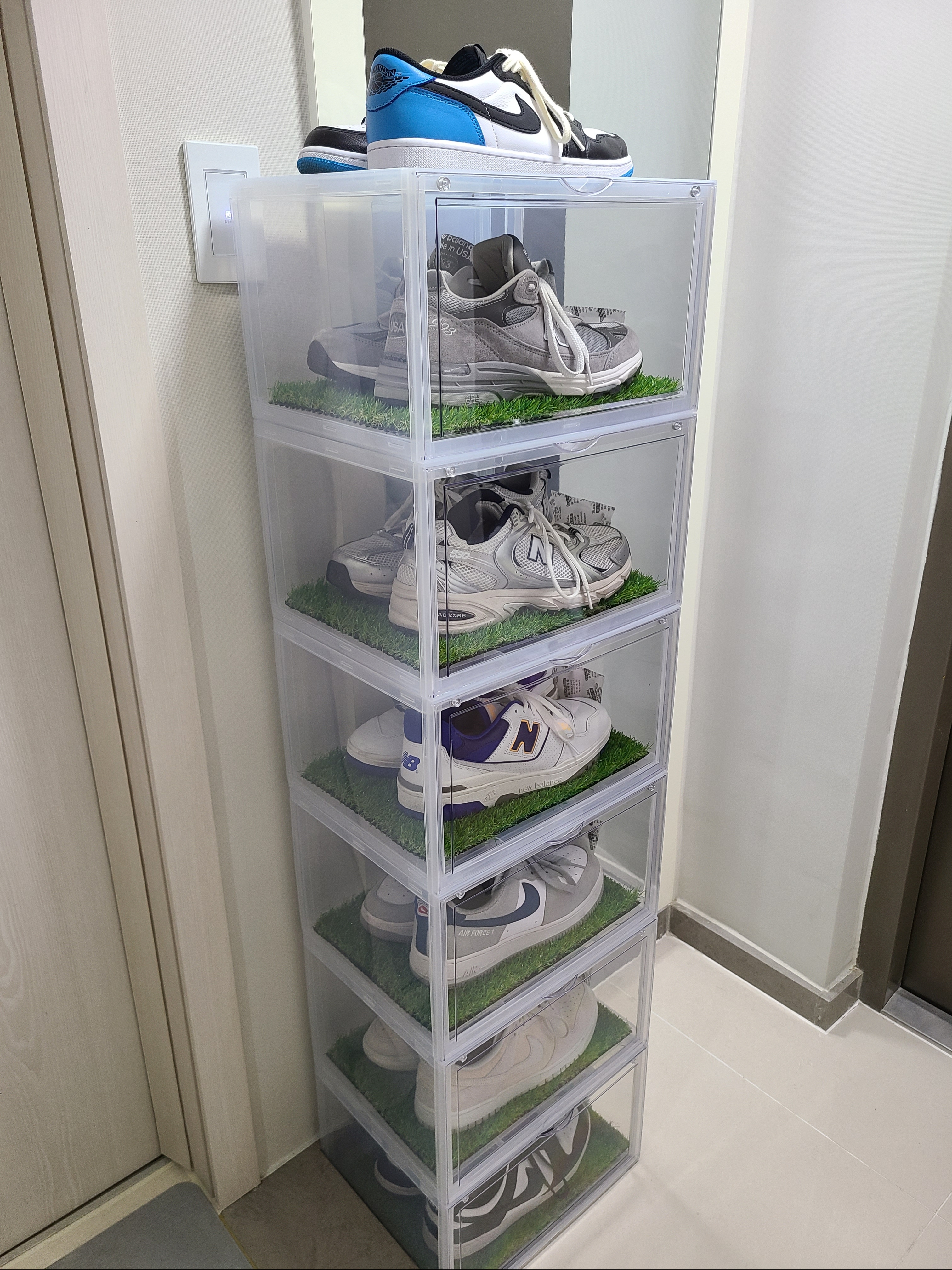 Jordan 1 Retro Low OG Black and Dark Powder Blue, New Balance 530 Steel Grey 착용 스타일