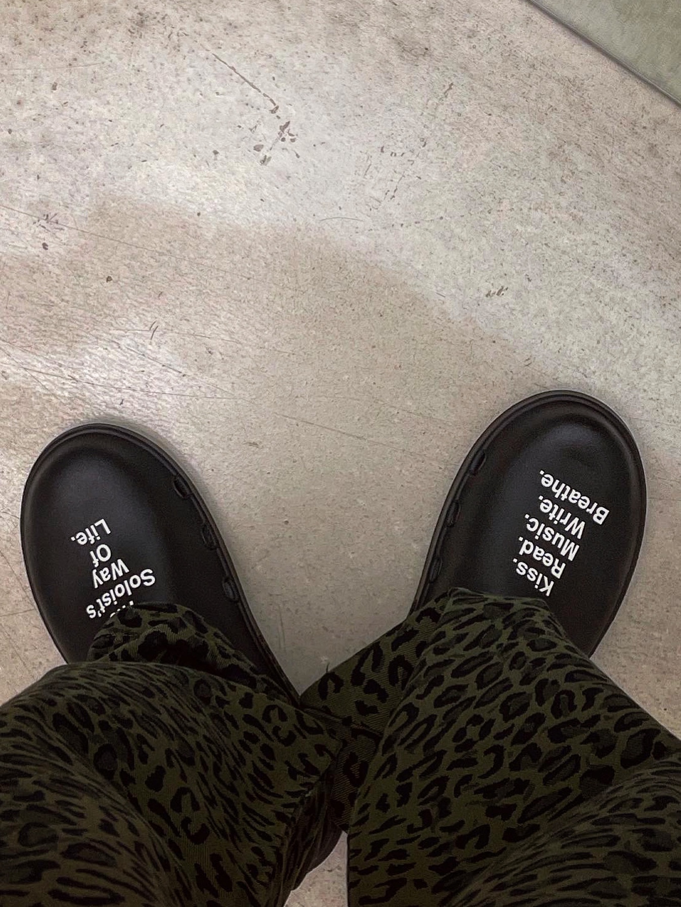 Oofos x Takahiromiyashita The Soloist The Soloist's Way Of Life Clog Black White 착용 스타일