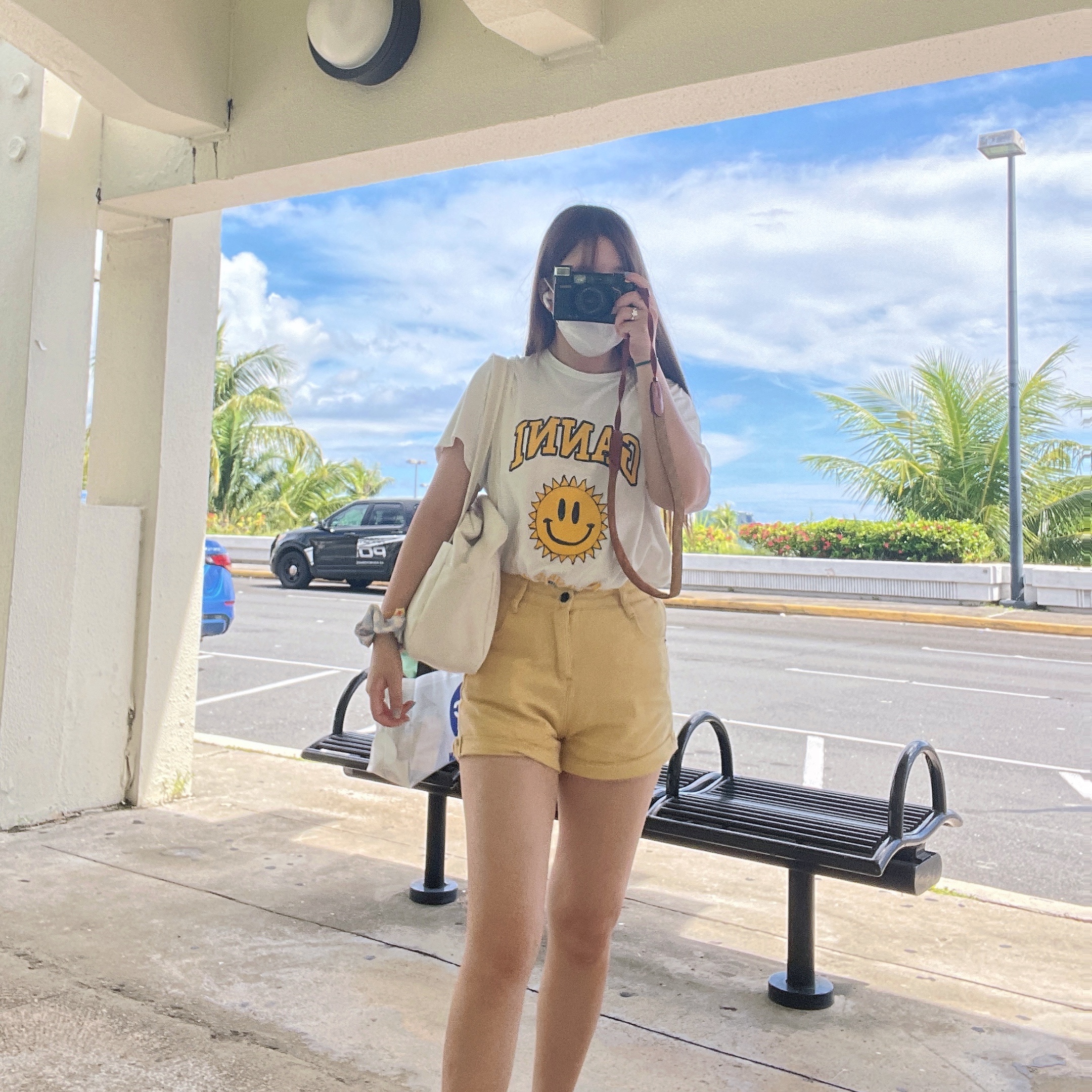 (W) Ganni Basic Cotton Jersey T-Shirt Smiley Yellow Bright White 착용 스타일 - 2
