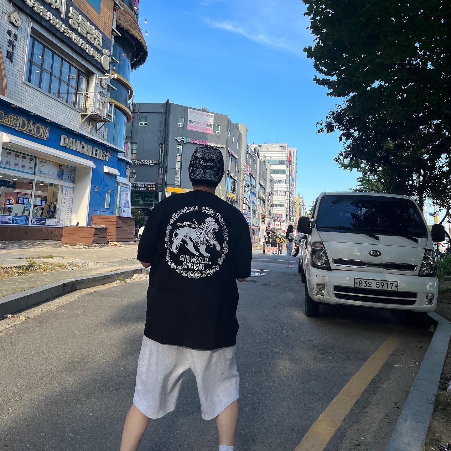 Stussy Ist Lion T-Shirt Black, Supreme Bandana Camp Cap Black - 21SS 착용 스타일