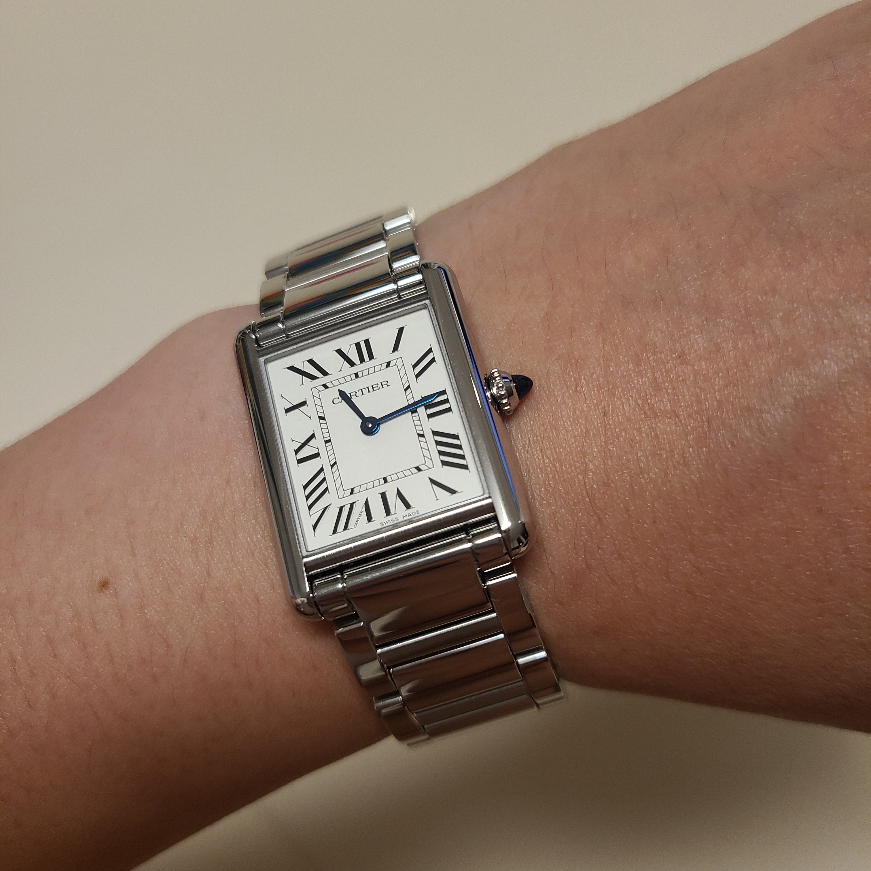 Cartier Tank Must Watch Large Quartz Steel Bracelet Steel 착용 스타일