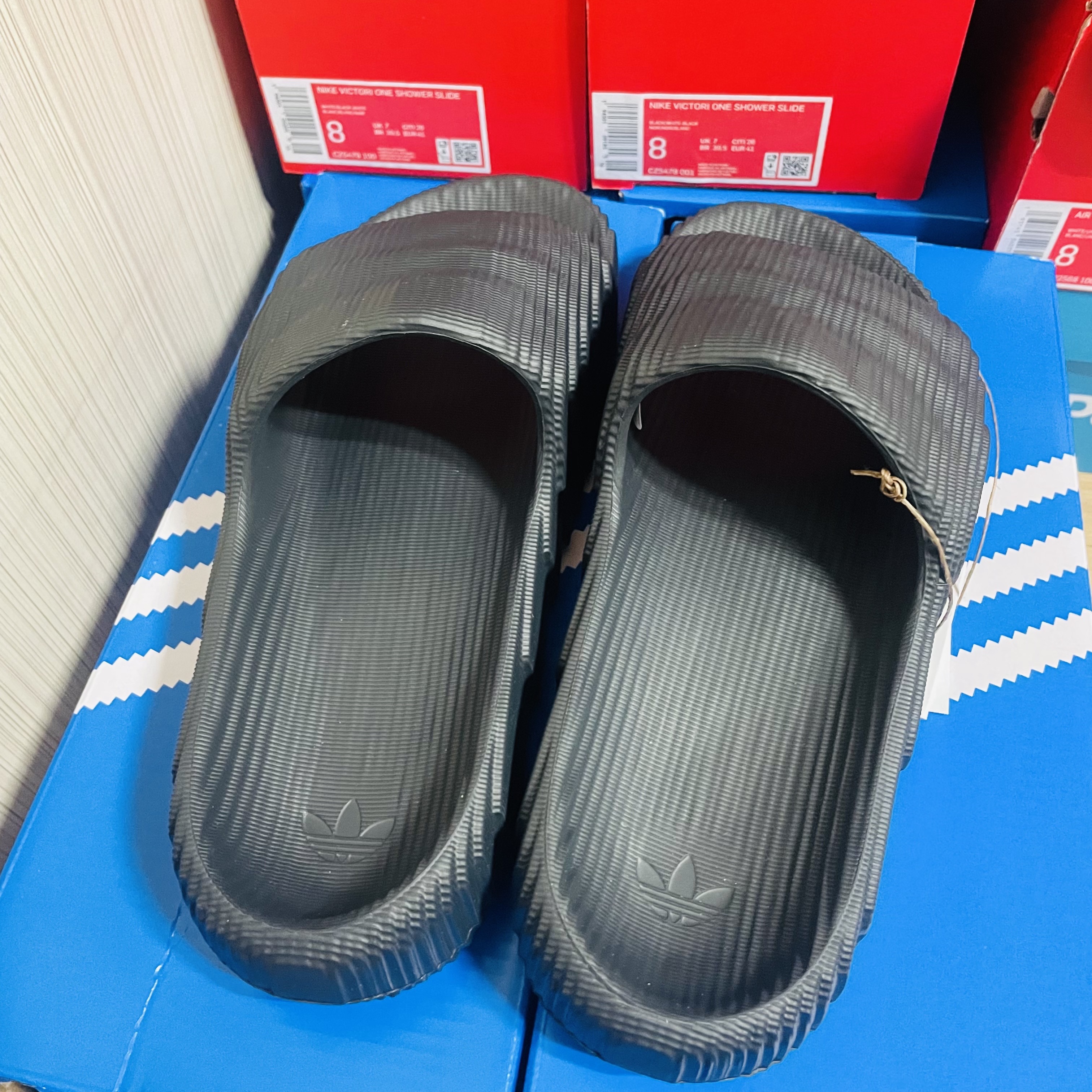 Adidas Adilette 22 Carbon 착용 스타일